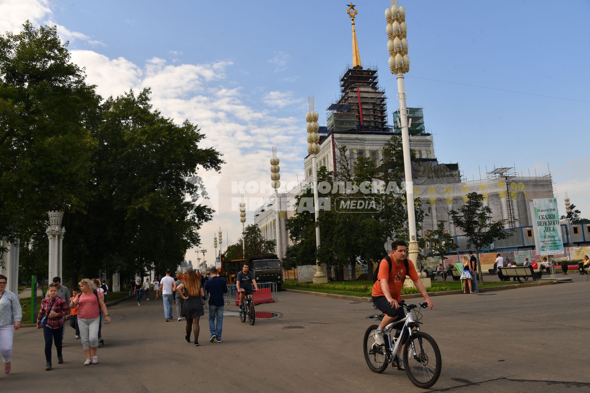 Москва.  Посетители на территории ВДНХ.