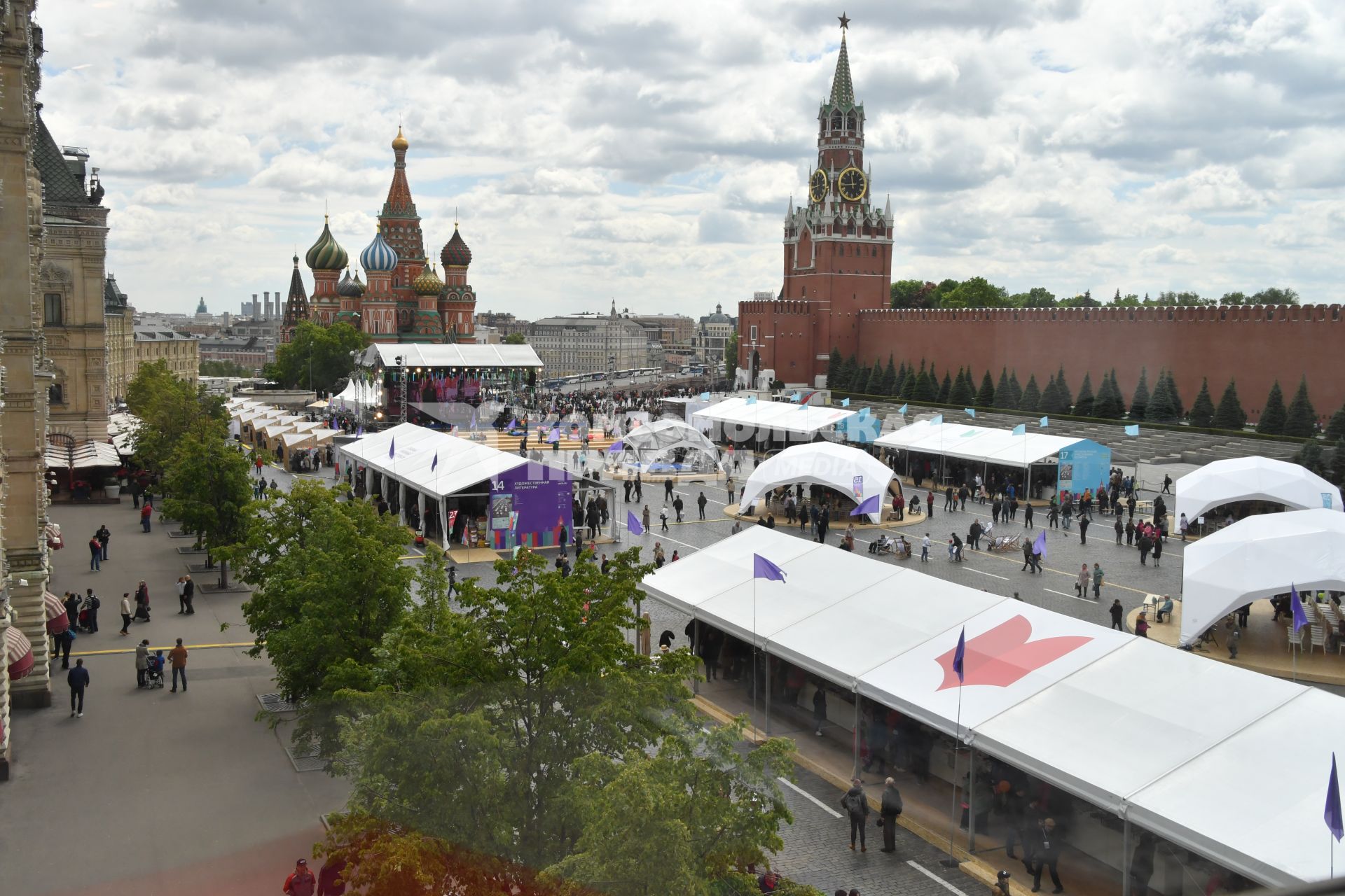 Москва.  Посетители книжного фестиваля `Красная площадь`.