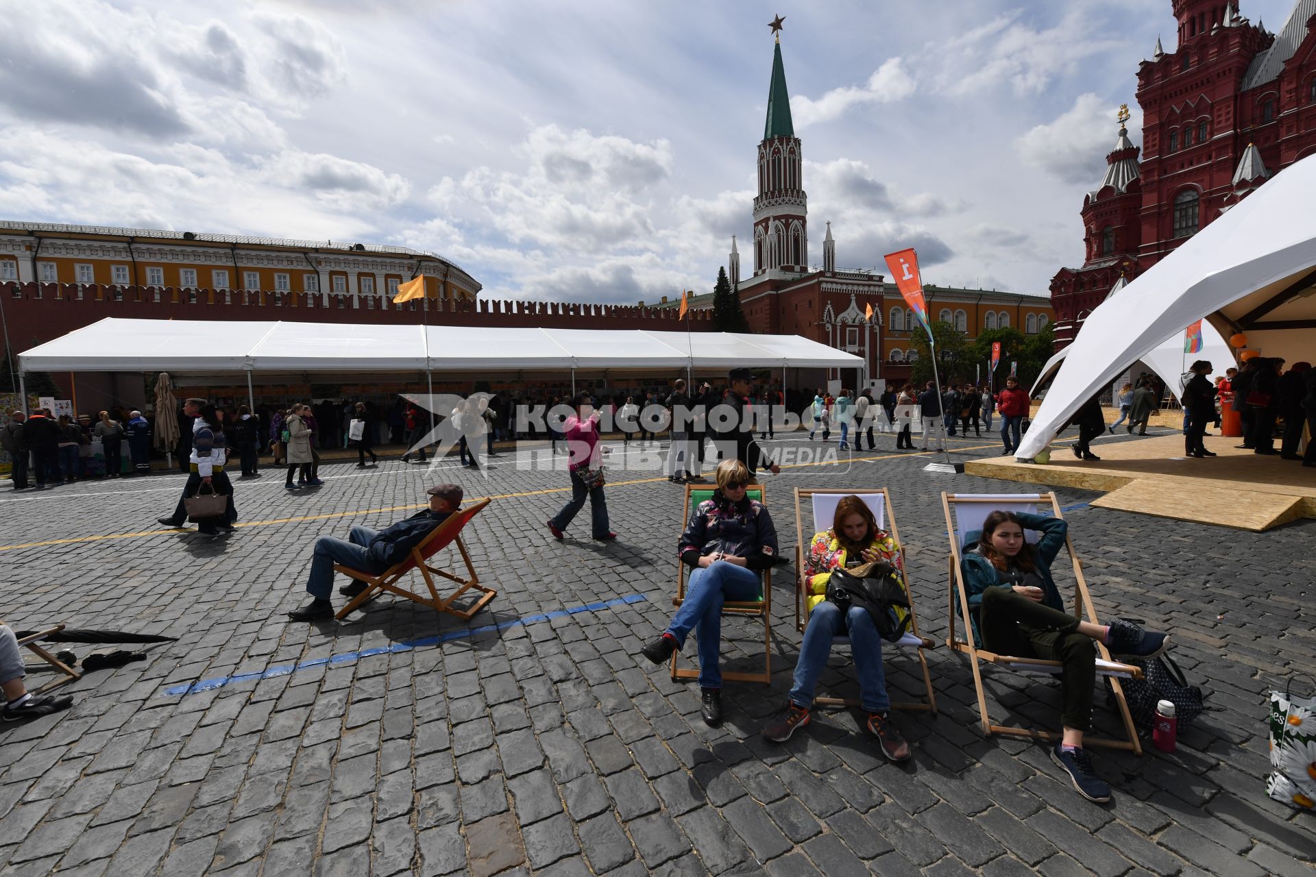 Москва.  Посетители книжного фестиваля `Красная площадь`.