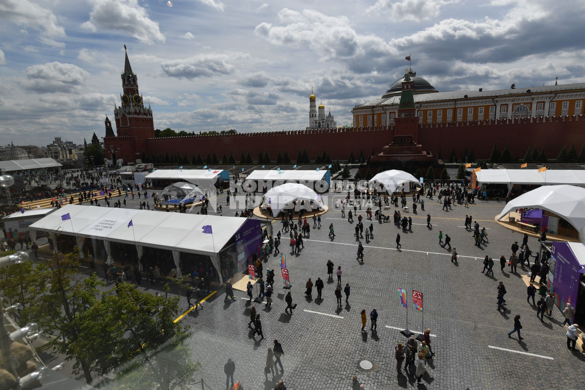 Москва.  Посетители книжного фестиваля `Красная площадь`.