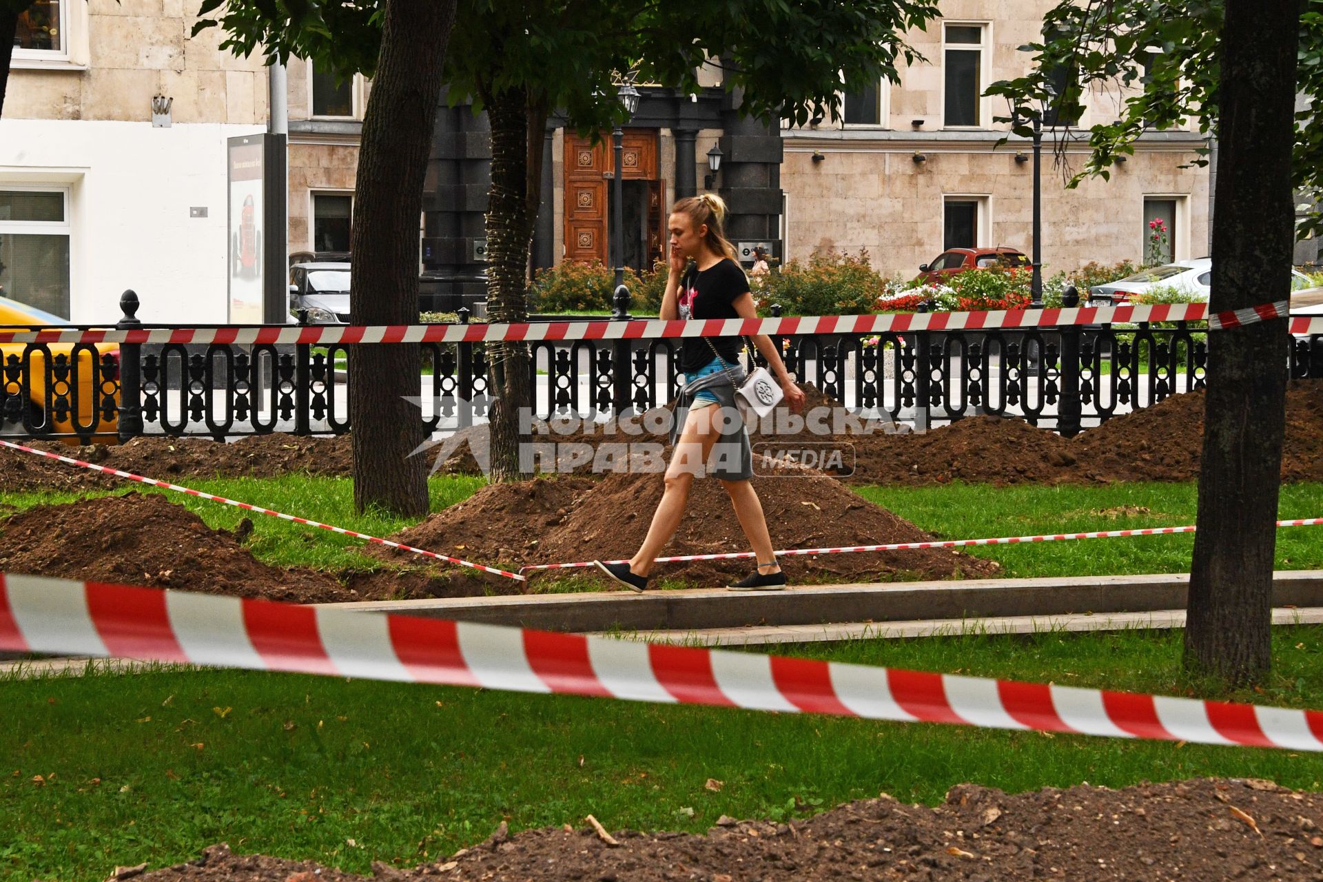 Москва.  Девушка идет по Тверскому бульвару.