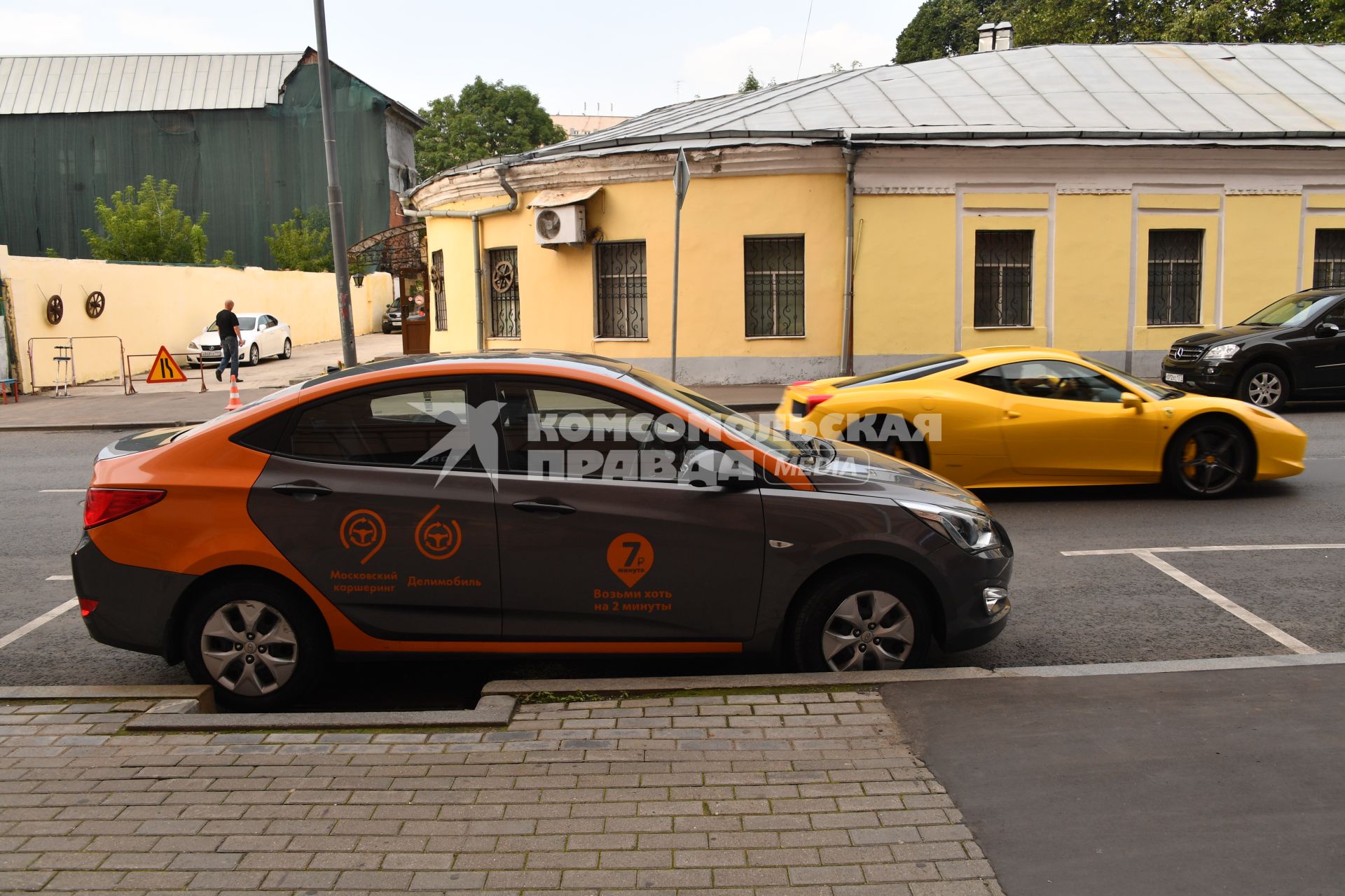 Москва.  Автомобиль каршеринговой системы `Делимобиль`.