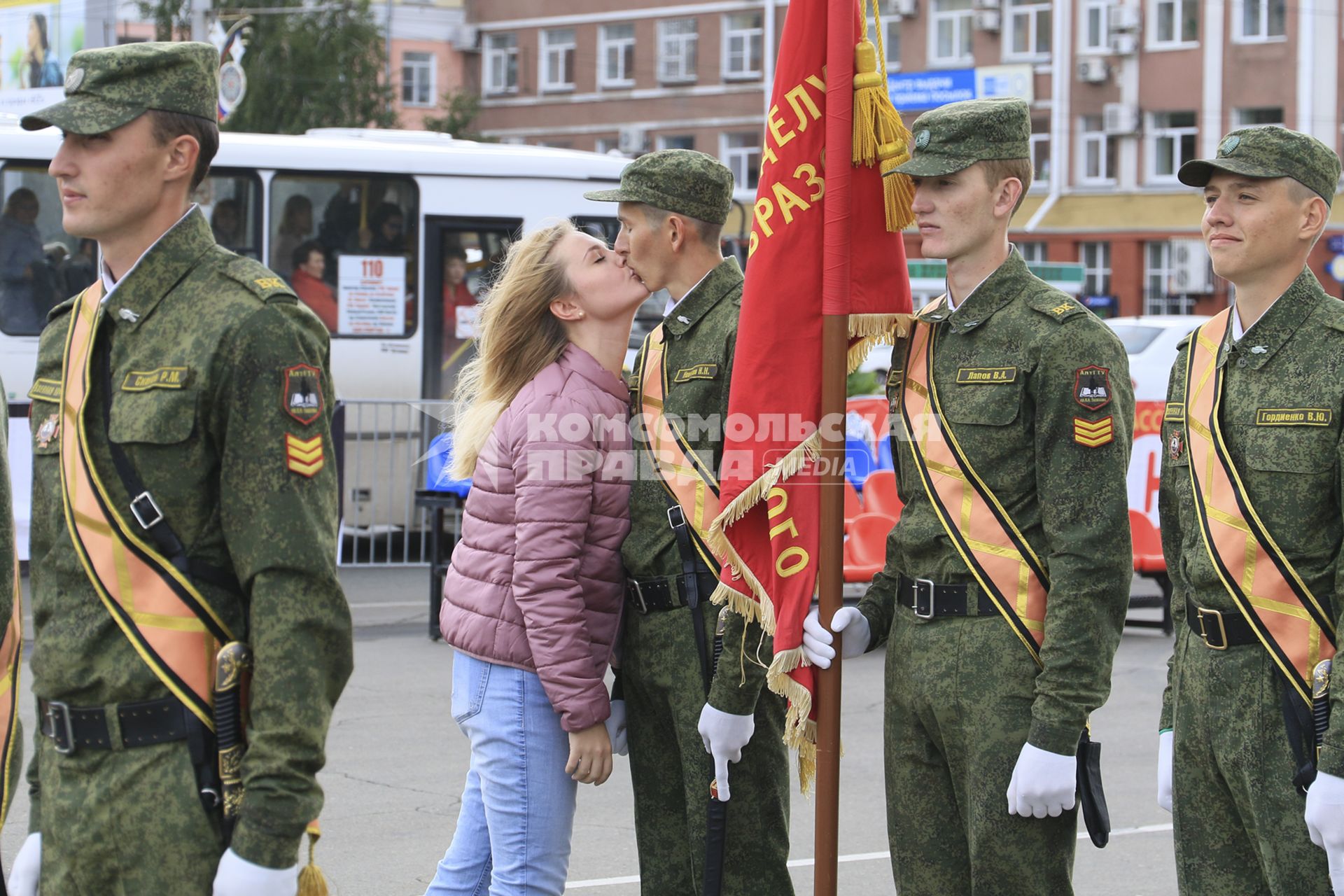 Барнаул. Выпускники военной кафедры АлтГТУ имени И.И.Ползунова  во время  торжественного построения на площади Советов.