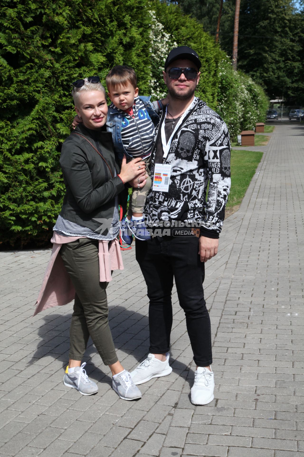 Диск 227. Участник группы  Градусы Роман Пашков  с женой и сыном