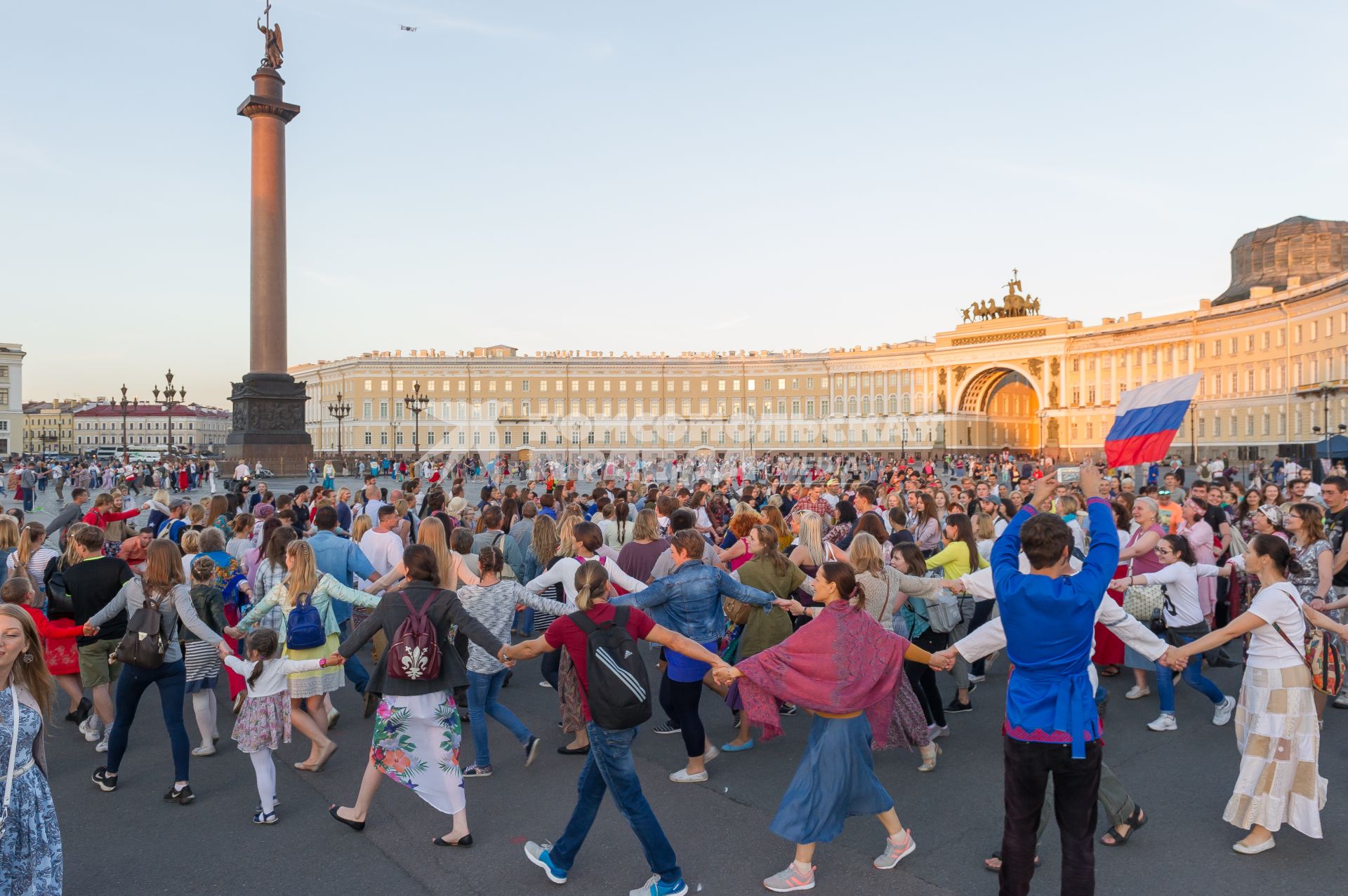 Санкт-Петербург. Участники `Большого хоровода мира` на Дворцовой площади.