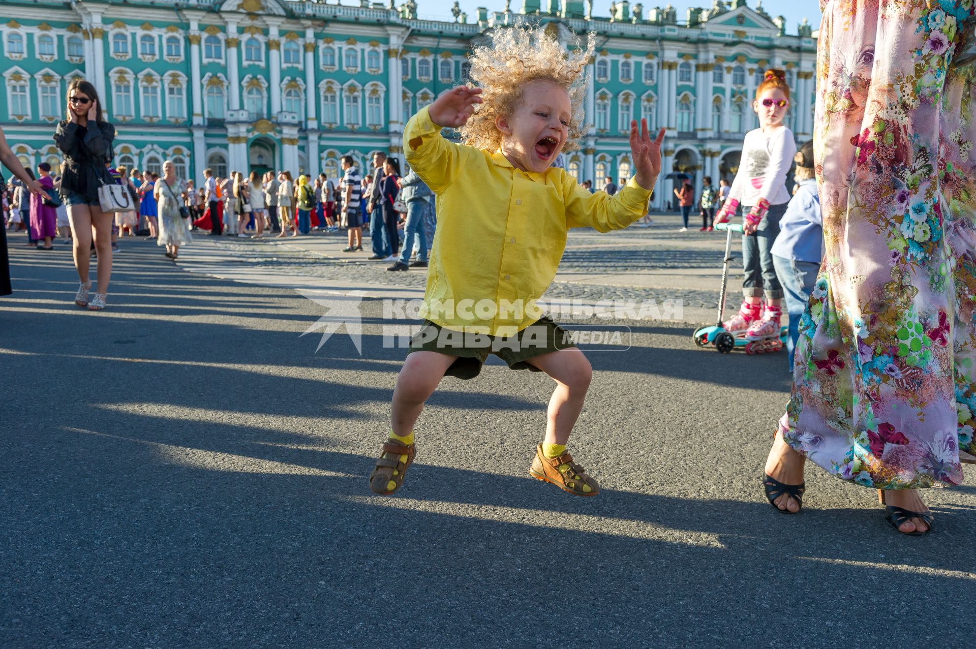 Санкт-Петербург. Мальчик на Дворцовой площади во время `Большого хоровода мира`.