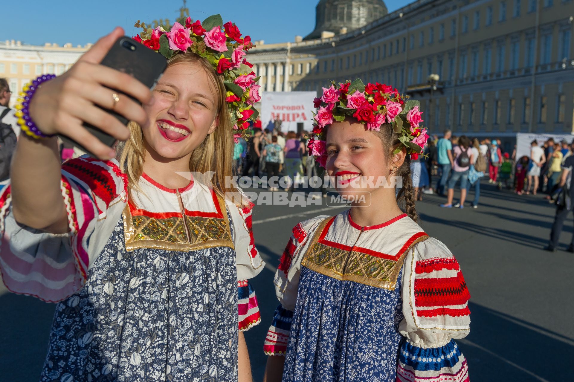 Санкт-Петербург. Участницы `Большого хоровода мира` на Дворцовой площади.