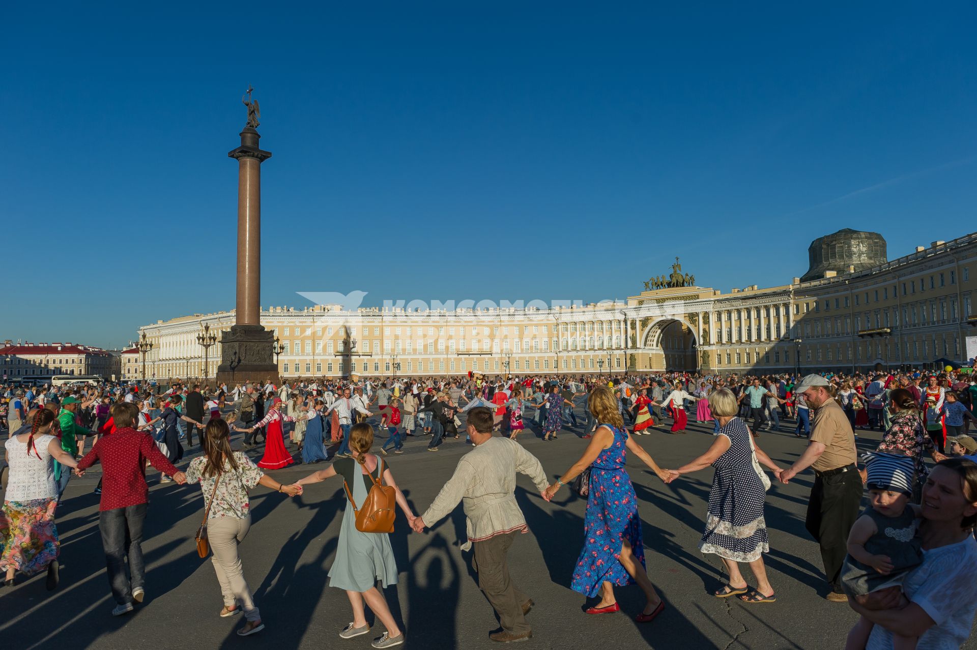 Санкт-Петербург. Участники `Большого хоровода мира` на Дворцовой площади.