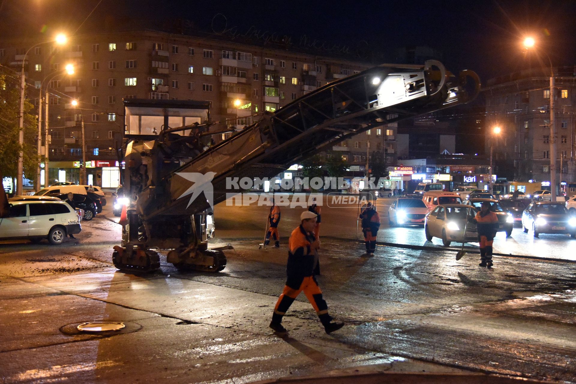 Новосибирск. Рабочие во время укладки асфальта на одной из улиц города