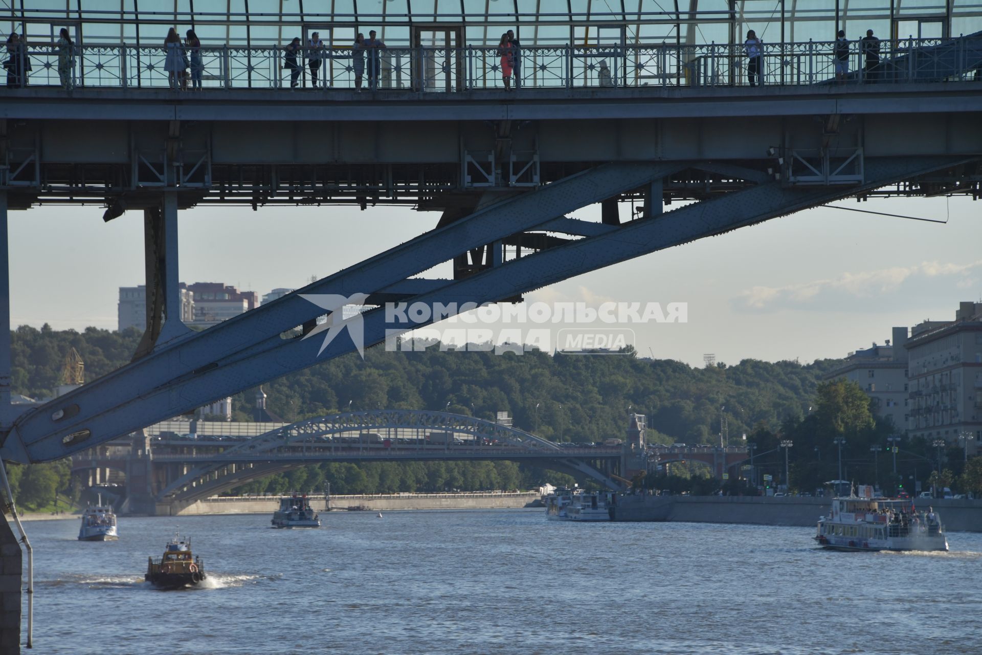 Москва.  Вид на  прогулочные теплоходы на Москве-реке.