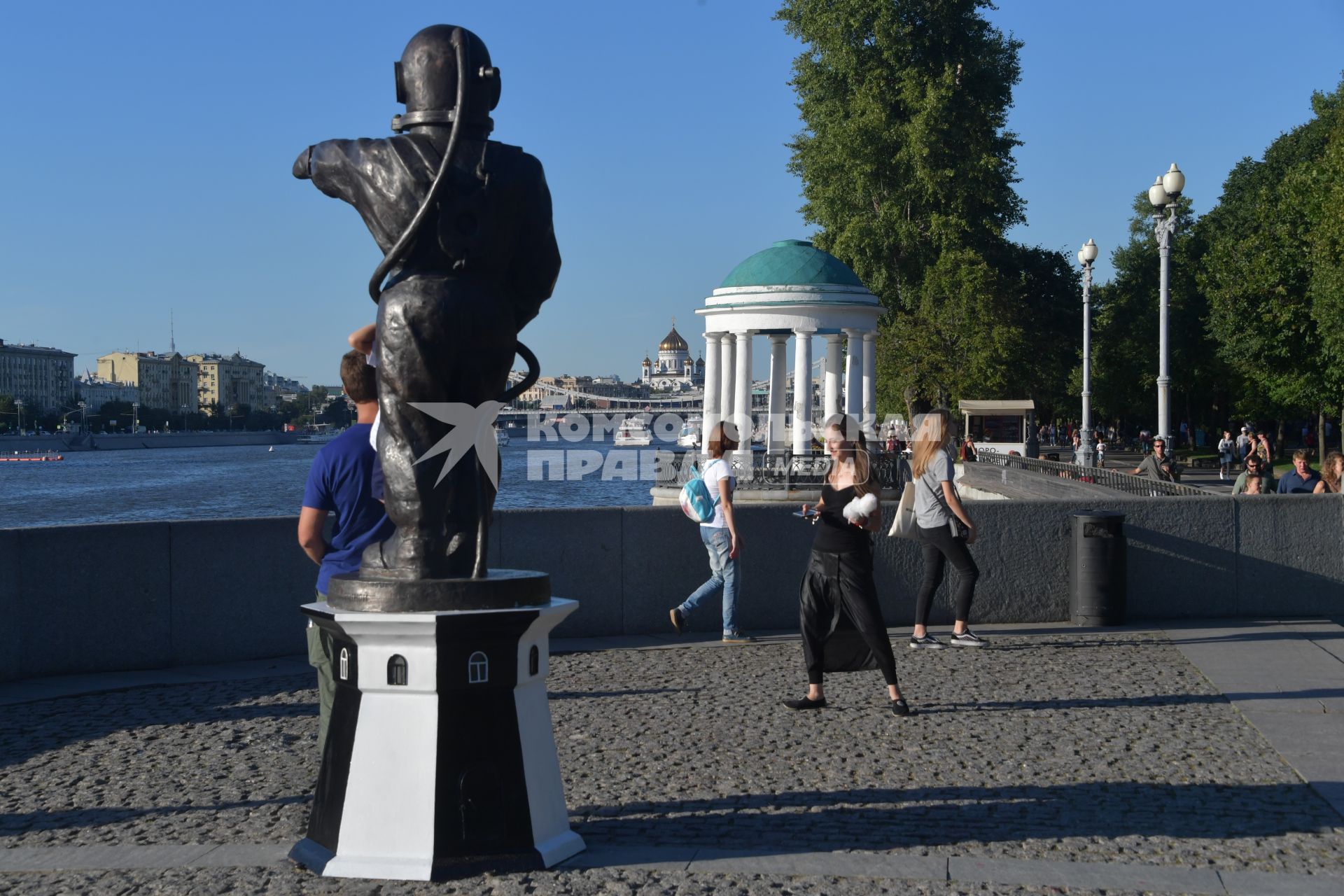 Москва.   Памятник `Водолаз-маяк`   на Пушкинской набережной Парка Горького.