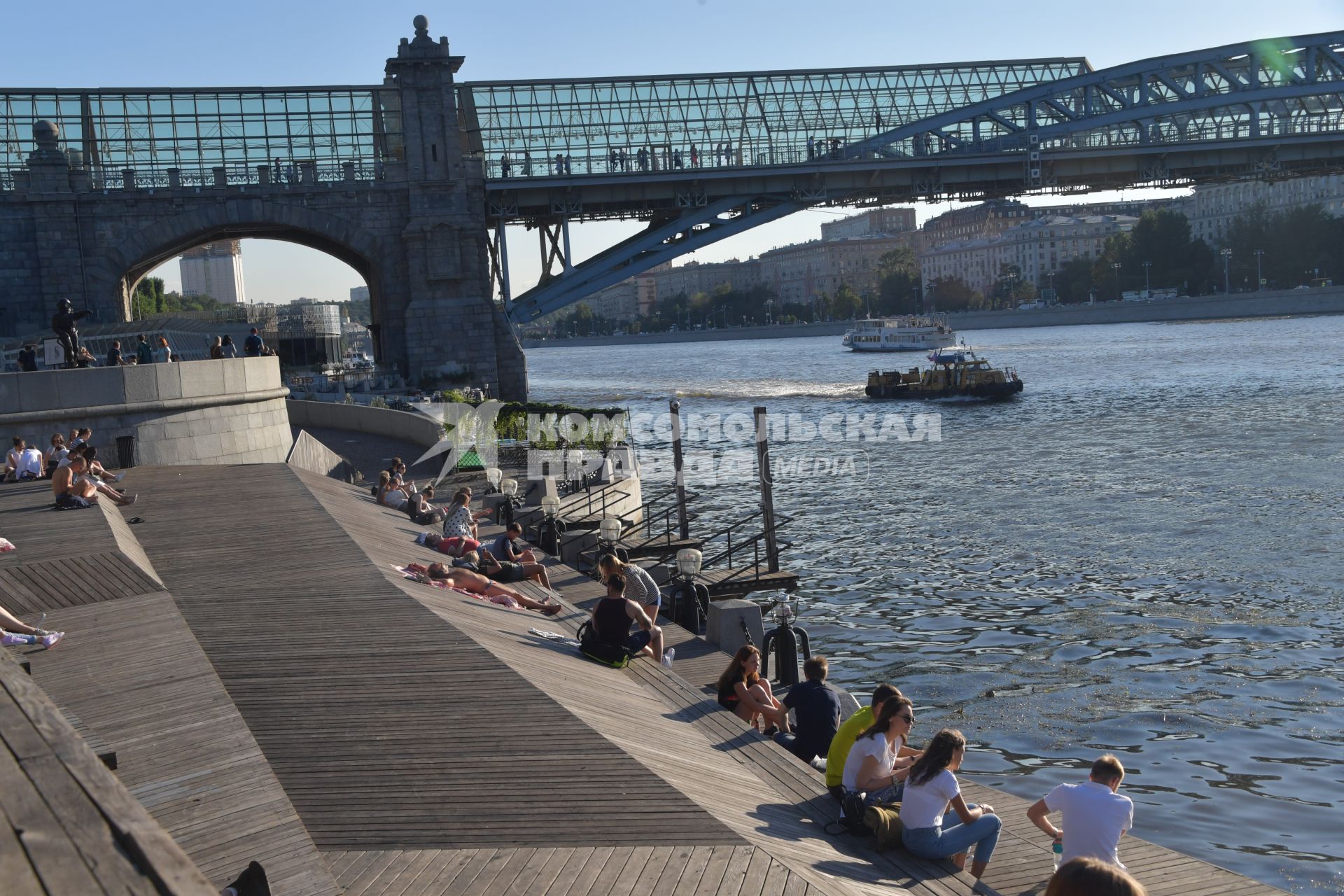 Москва. Горожане отдыхают на Пушкинской набережной в парке Горького.