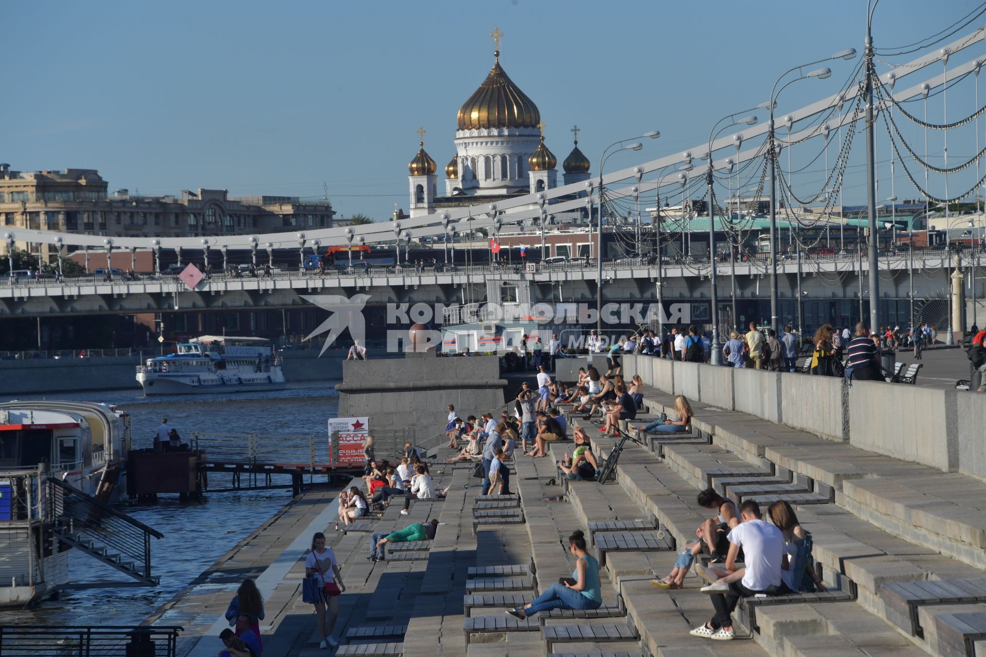 Москва. Горожане отдыхают на Пушкинской набережной в парке Горького.