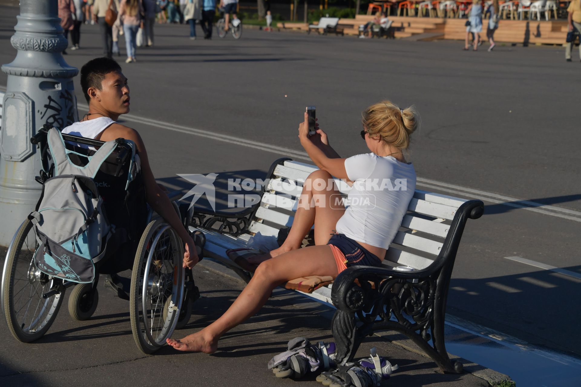 Москва.  Молодые люди  в парке Горького.