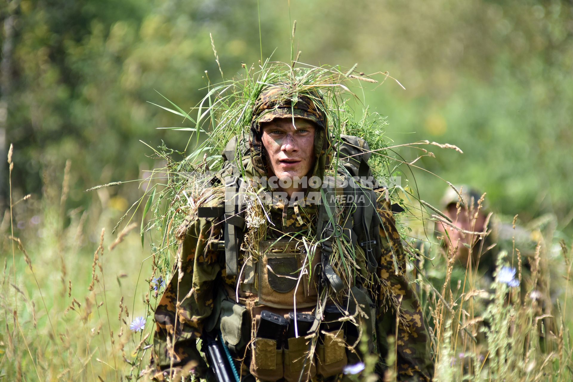 Новосибирская область.   Военнослужащий Республики Беларусь во время прохождения `Тропы разведчика` на этапе международного конкурса `Отличники войсковой разведки` в рамках Армейских международных игр-2017 на полигоне Кольцово.