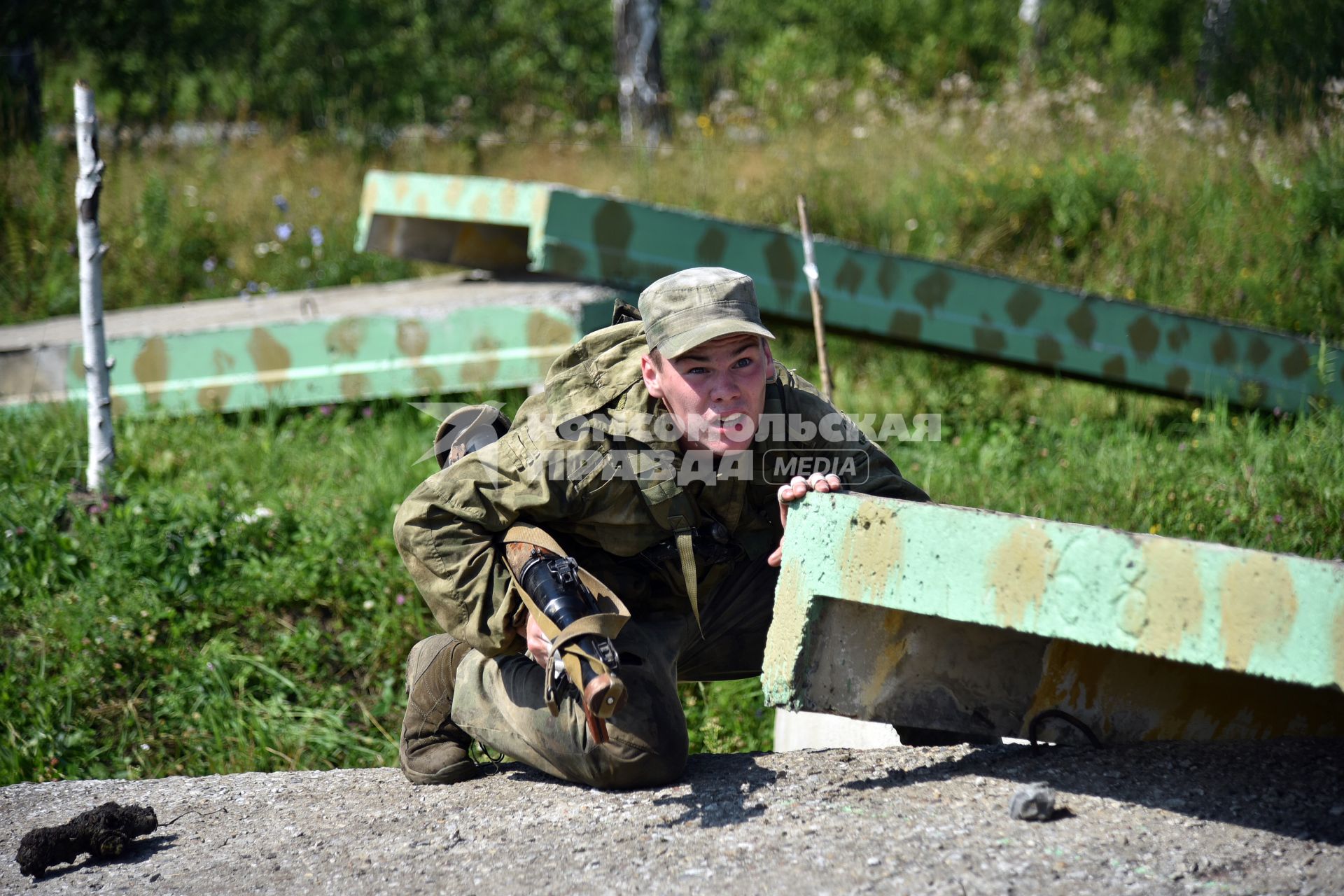 Новосибирская область. Российский военнослужащий  во время прохождения `Тропы разведчика` на этапе международного конкурса `Отличники войсковой разведки` в рамках Армейских международных игр-2017 на полигоне Кольцово.