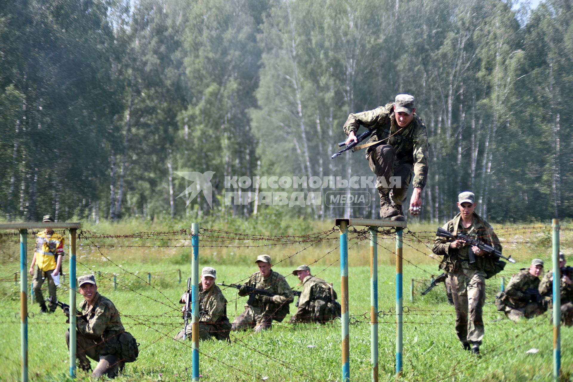 Новосибирская область. Российские военнослужащие  во время прохождения `Тропы разведчика` на этапе международного конкурса `Отличники войсковой разведки` в рамках Армейских международных игр-2017 на полигоне Кольцово.