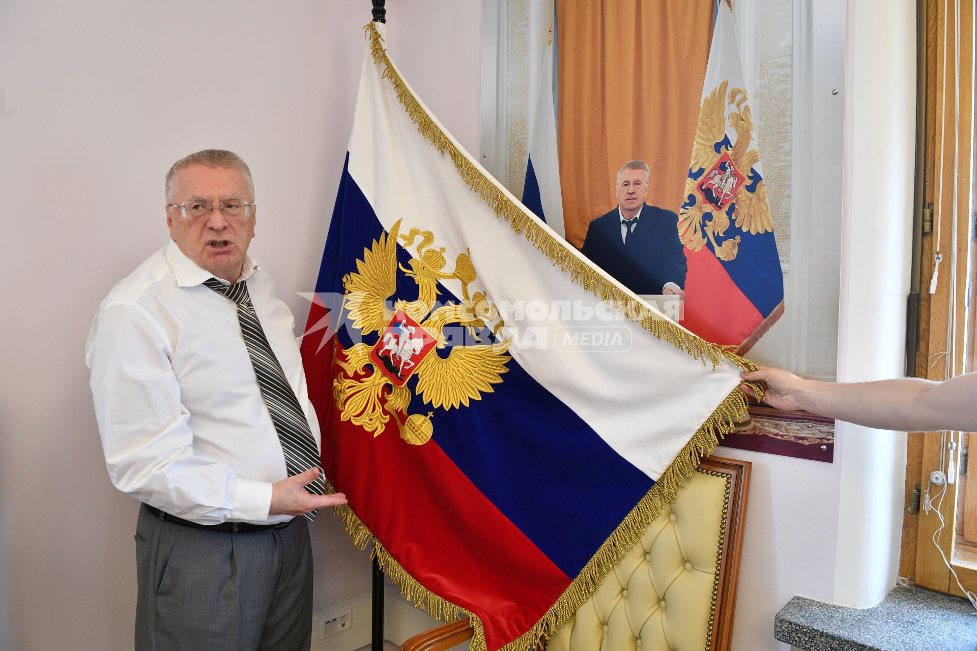 Москва. Лидер ЛДПР Владимир Жириновский с копией президентского штандарта в своем рабочем кабинете в Госдуме.