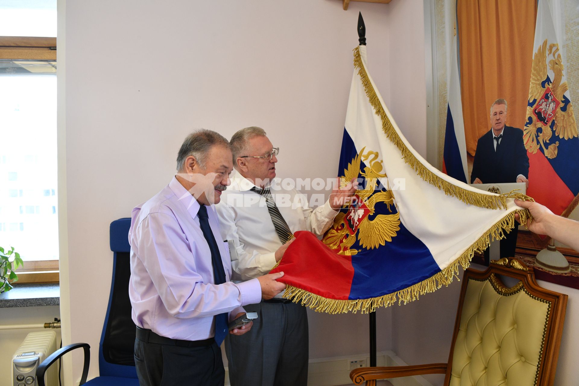 Москва. Корреспондент `Комсомольской правды` Александр Гамов и лидер ЛДПР Владимир Жириновский с копией президентского штандарта в своем рабочем кабинете в Госдуме.