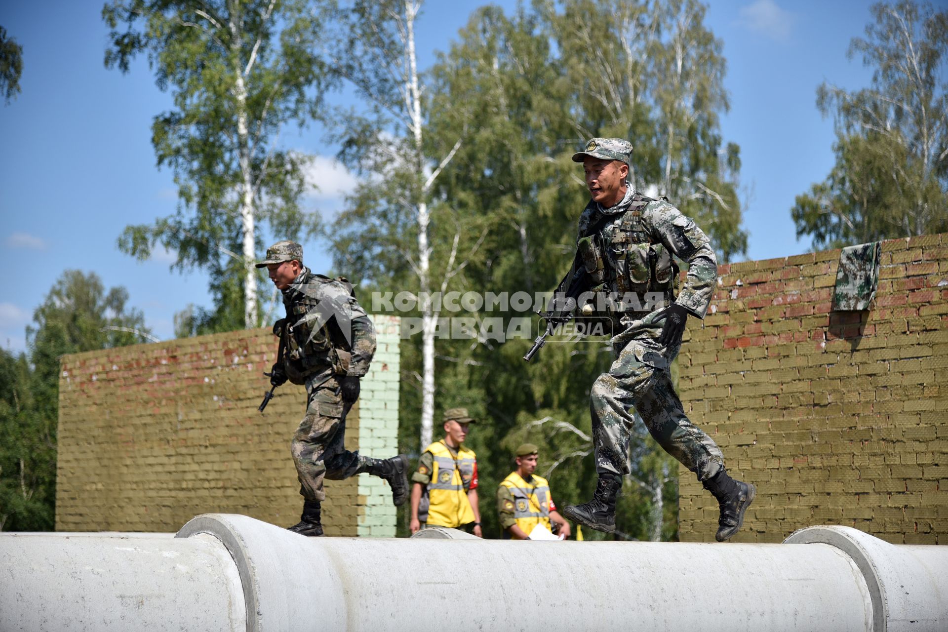 Новосибирская область.  Военнослужащие из Китая во время прохождения `Тропы разведчика` на этапе международного конкурса `Отличники войсковой разведки` в рамках Армейских международных игр-2017 на полигоне Кольцово.