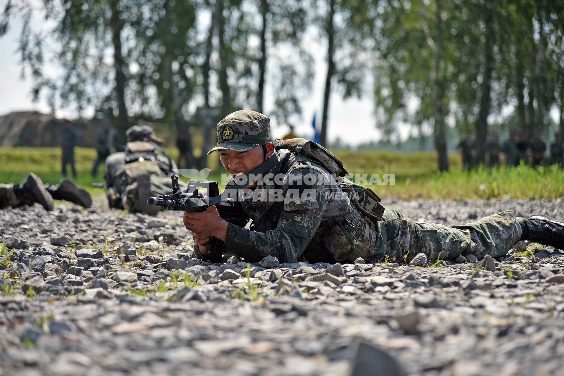 Новосибирская область.  Военнослужащие из Китая во время прохождения `Тропы разведчика` на этапе международного конкурса `Отличники войсковой разведки` в рамках Армейских международных игр-2017 на полигоне Кольцово.