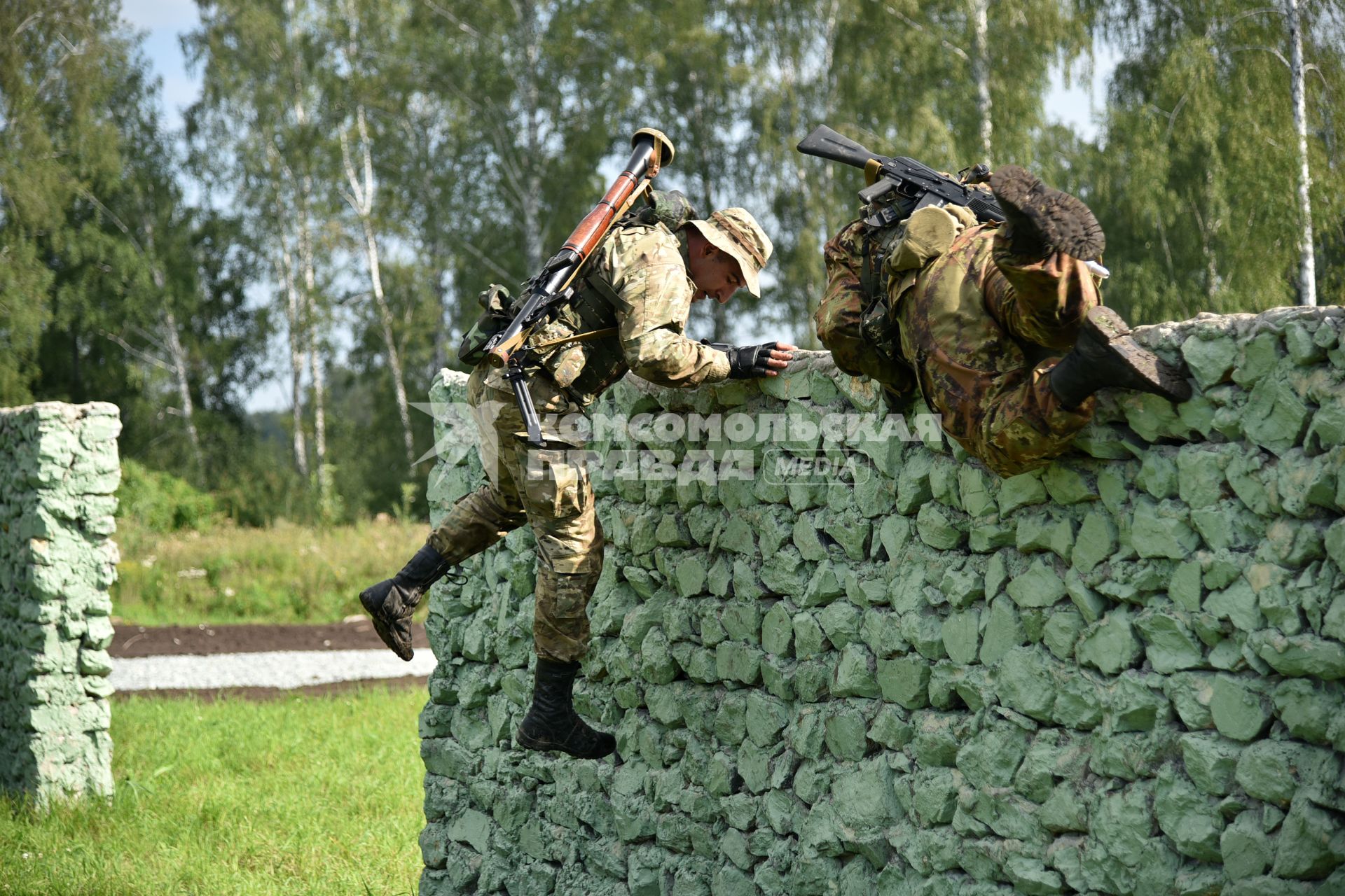 Новосибирская область. Военнослужащие из Армении во время прохождения `Тропы разведчика` на этапе международного конкурса `Отличники войсковой разведки` в рамках Армейских международных игр-2017 на полигоне Кольцово.