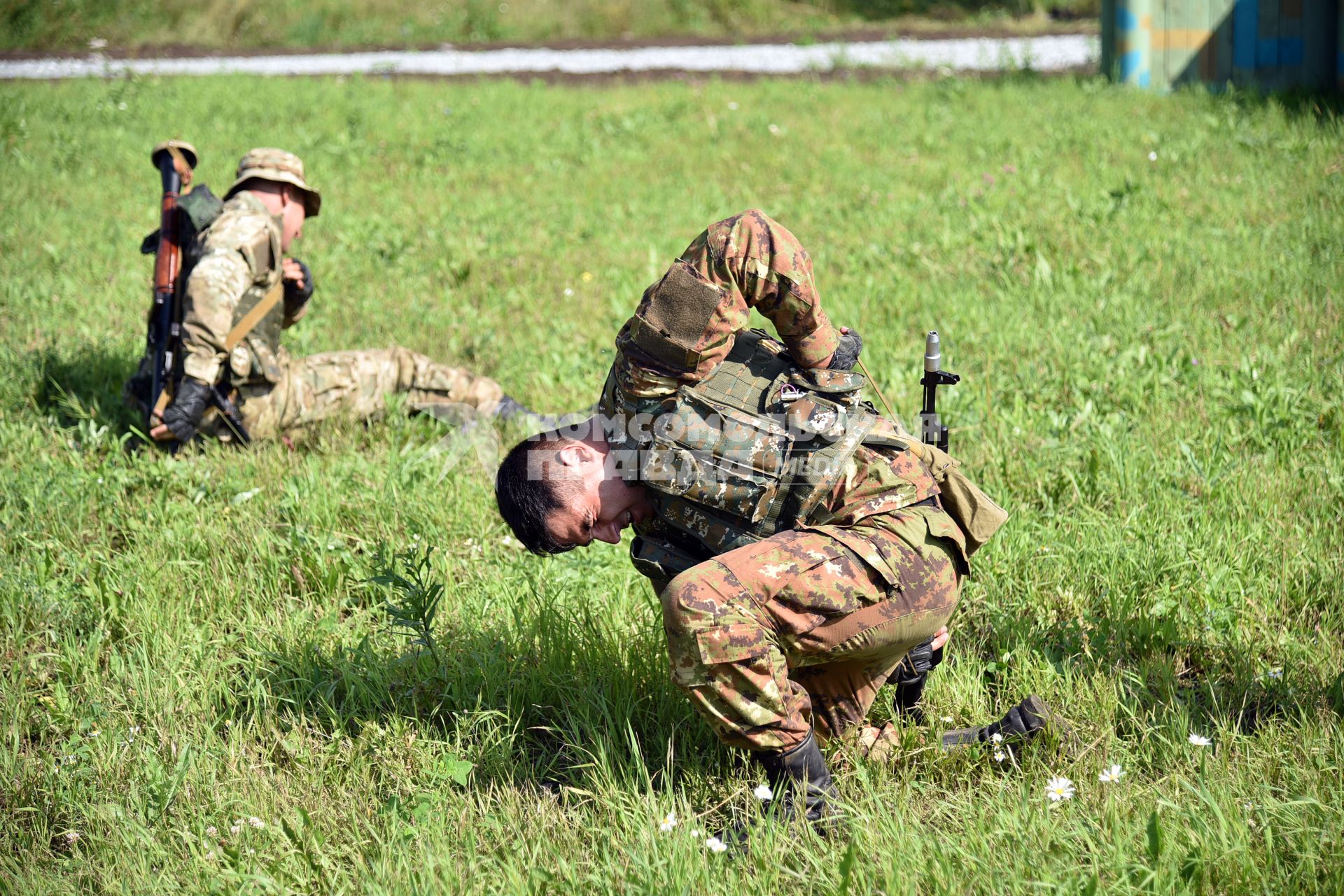 Новосибирская область. Военнослужащие из Армении во время прохождения `Тропы разведчика` на этапе международного конкурса `Отличники войсковой разведки` в рамках Армейских международных игр-2017 на полигоне Кольцово.