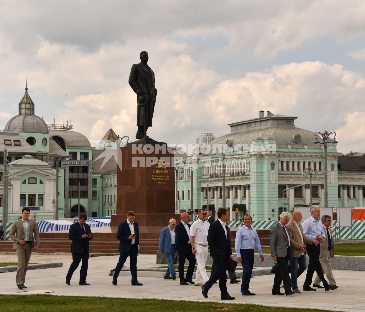 Москва. Мэр Москвы Сергей Собянин (справа) во время осмотра реконструкции площади Тверской заставы.