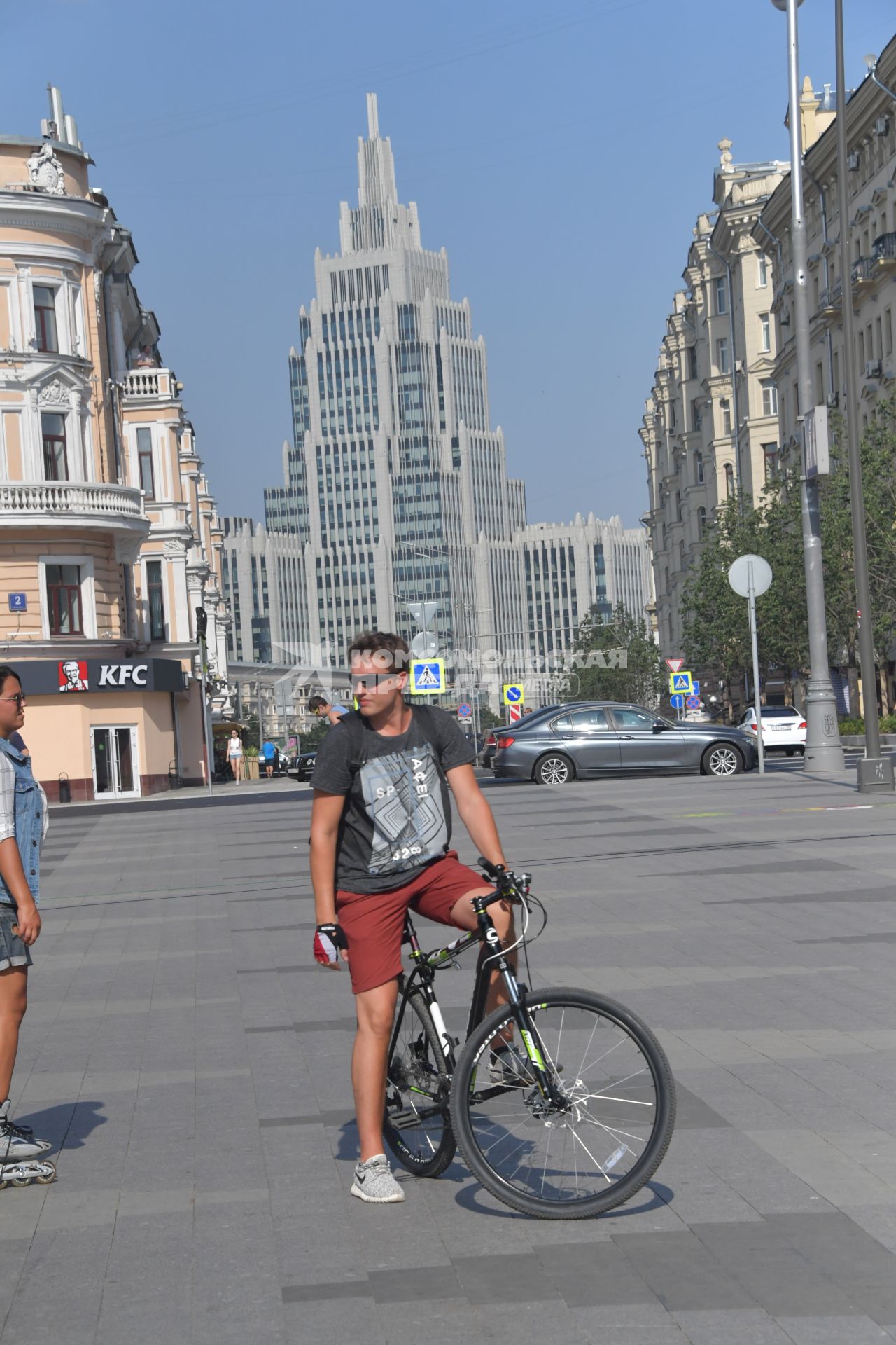 Москва. Велосипедист на Триумфальной площади. На заднем плане - Бизнес-центр `Оружейный`.