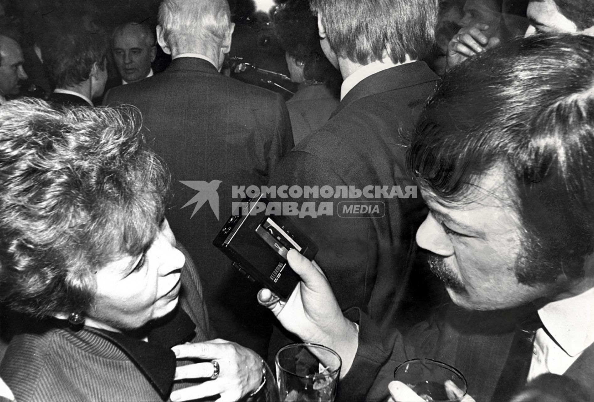 Москва. 03.03.1992 г. Супруга бывшего президента СССР М.Горбачева Раиса Горбачева дает интервью корреспонденту `Комсомольской правды` Александру Гамову на презентации Международного Фонда социально-экономических и политологических исследований (`Горбачев-фонда`). На заднем плане слева - бывший президент СССР Михаил Горбачев.