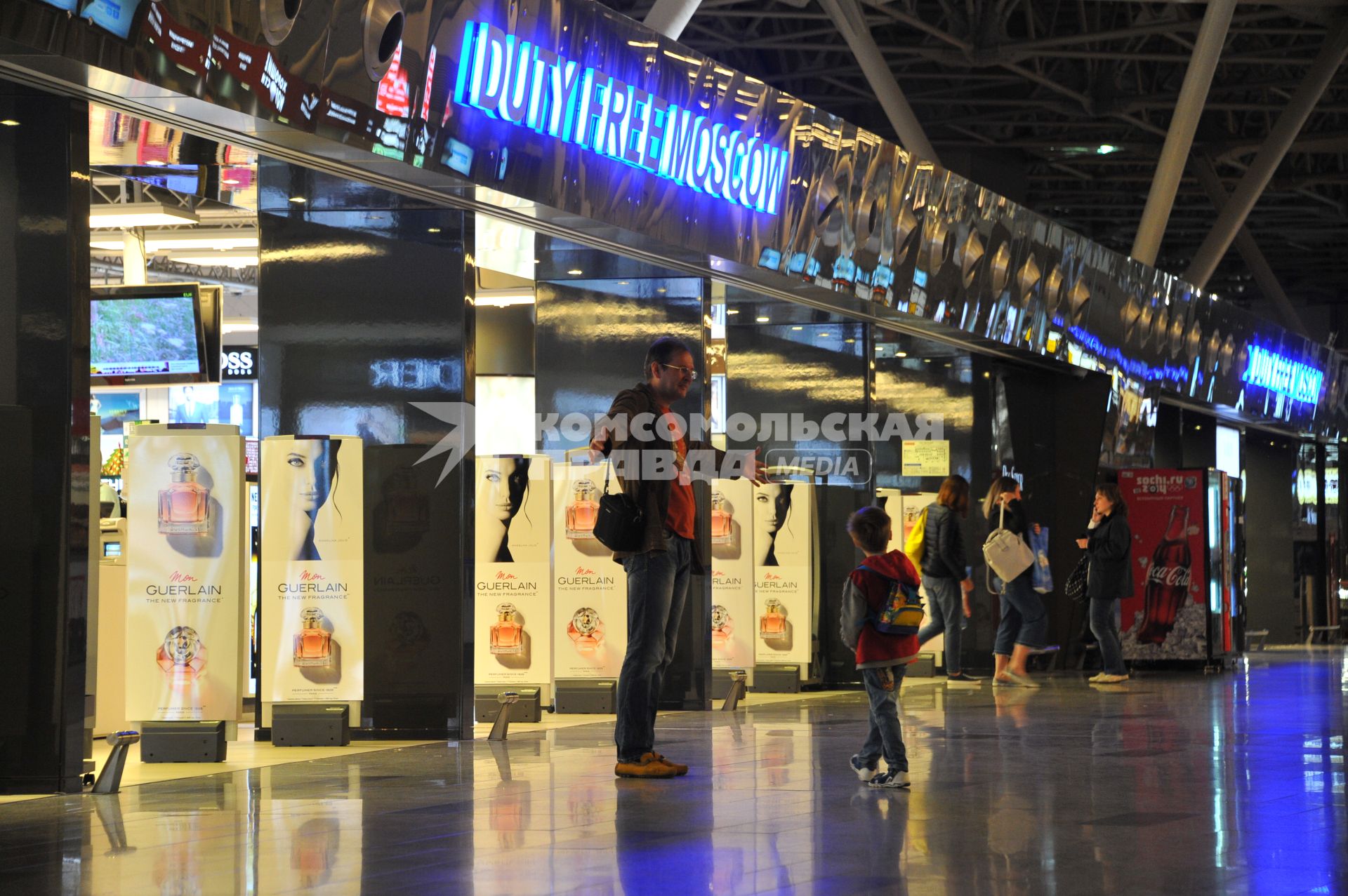 Москва. Магазин беспошлинной торговли Duty Free в аэропорту `Домодедово`.