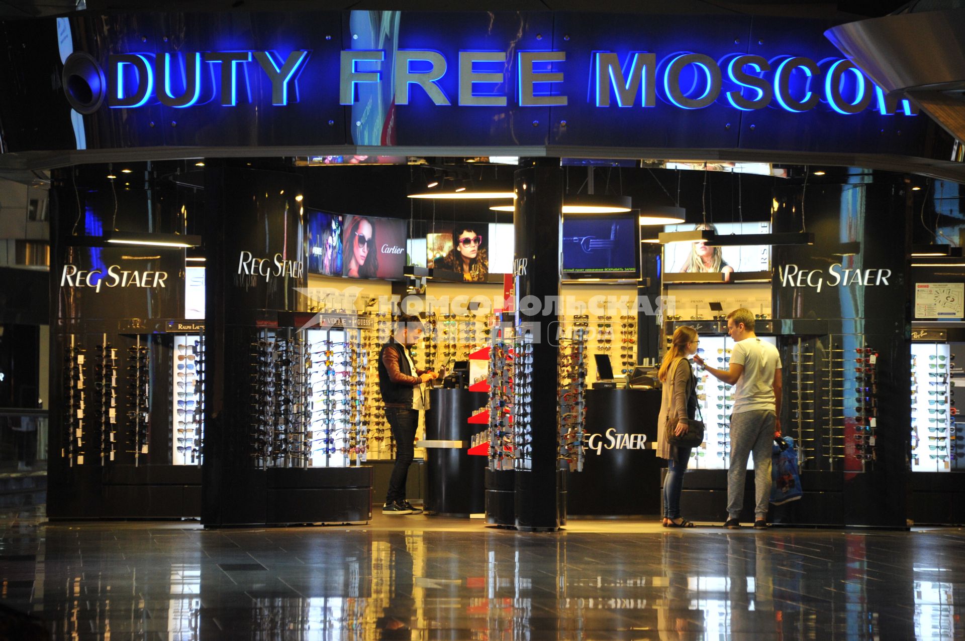 Москва. Магазин беспошлинной торговли Duty Free в аэропорту `Домодедово`.