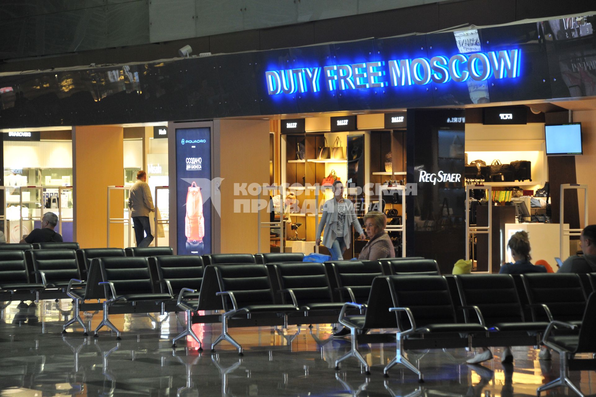 Москва. Магазин беспошлинной торговли Duty Free в аэропорту `Домодедово`.