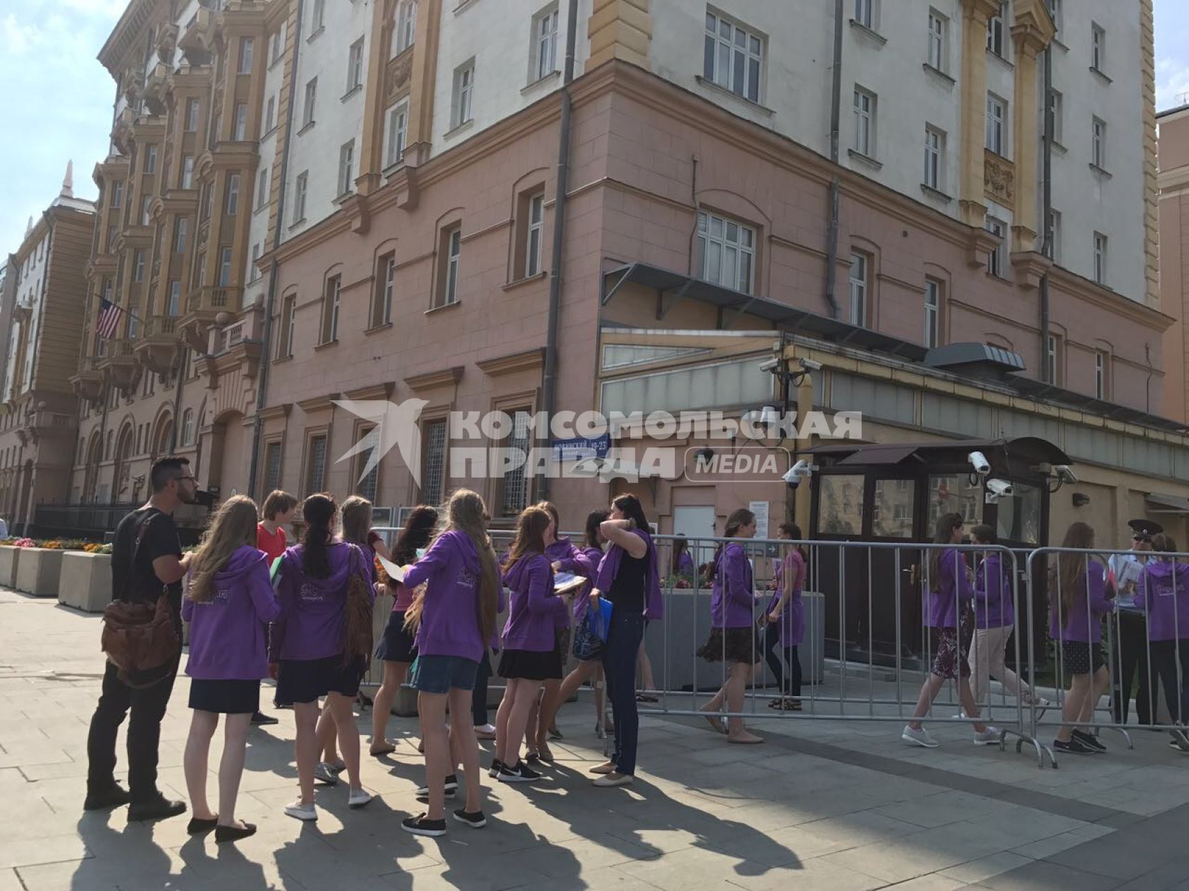 Москва. Танцевальный коллектив Mayuri из Петрозаводска, члены которого приехали получить визу для гастролей в США, возле посольства США в Москве. С 23 августа США приостанавливают выдачу неиммиграционных виз в России.