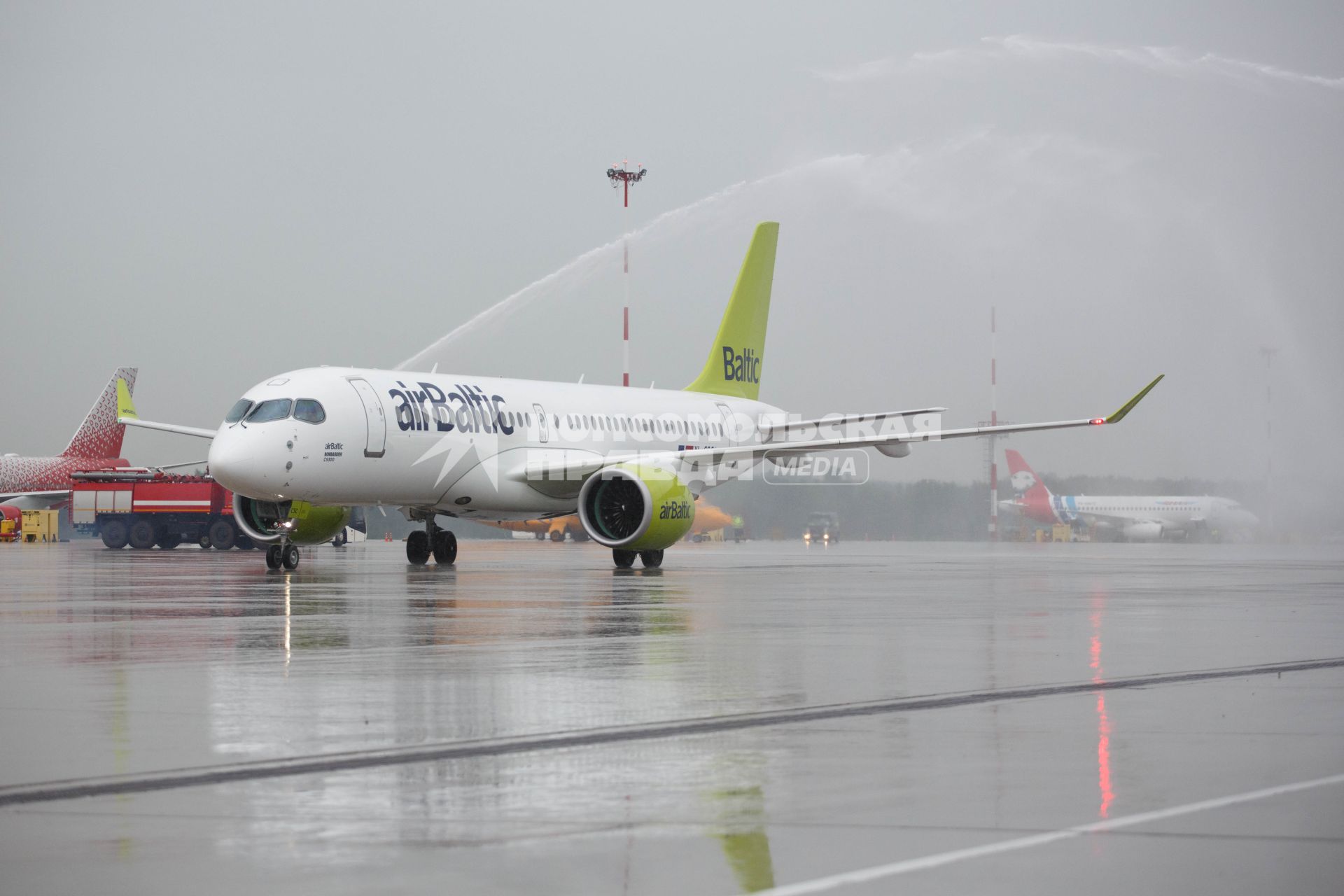 Санкт-Петербург. Презентация самолета Bombardier CS300 авиакомпании airBaltic в аэропорту `Пулково`.