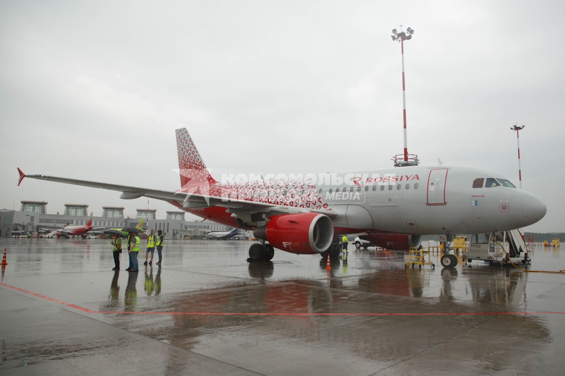 Санкт-Петербург. Самолет Airbus A319 авиакомпании `Россия` в аэропорту `Пулково`.