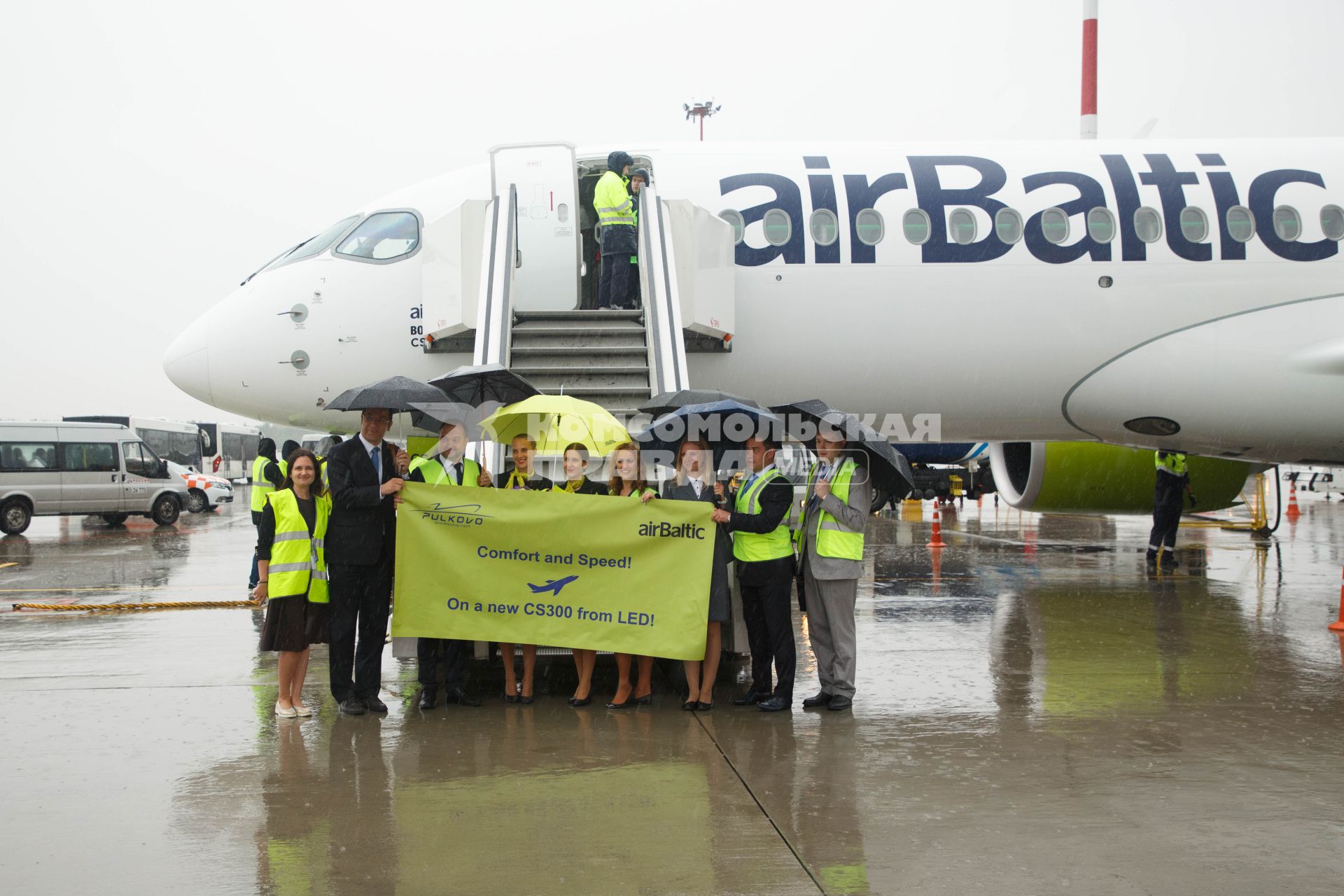 Санкт-Петербург. Презентация самолета Bombardier CS300 авиакомпании airBaltic в аэропорту `Пулково`.