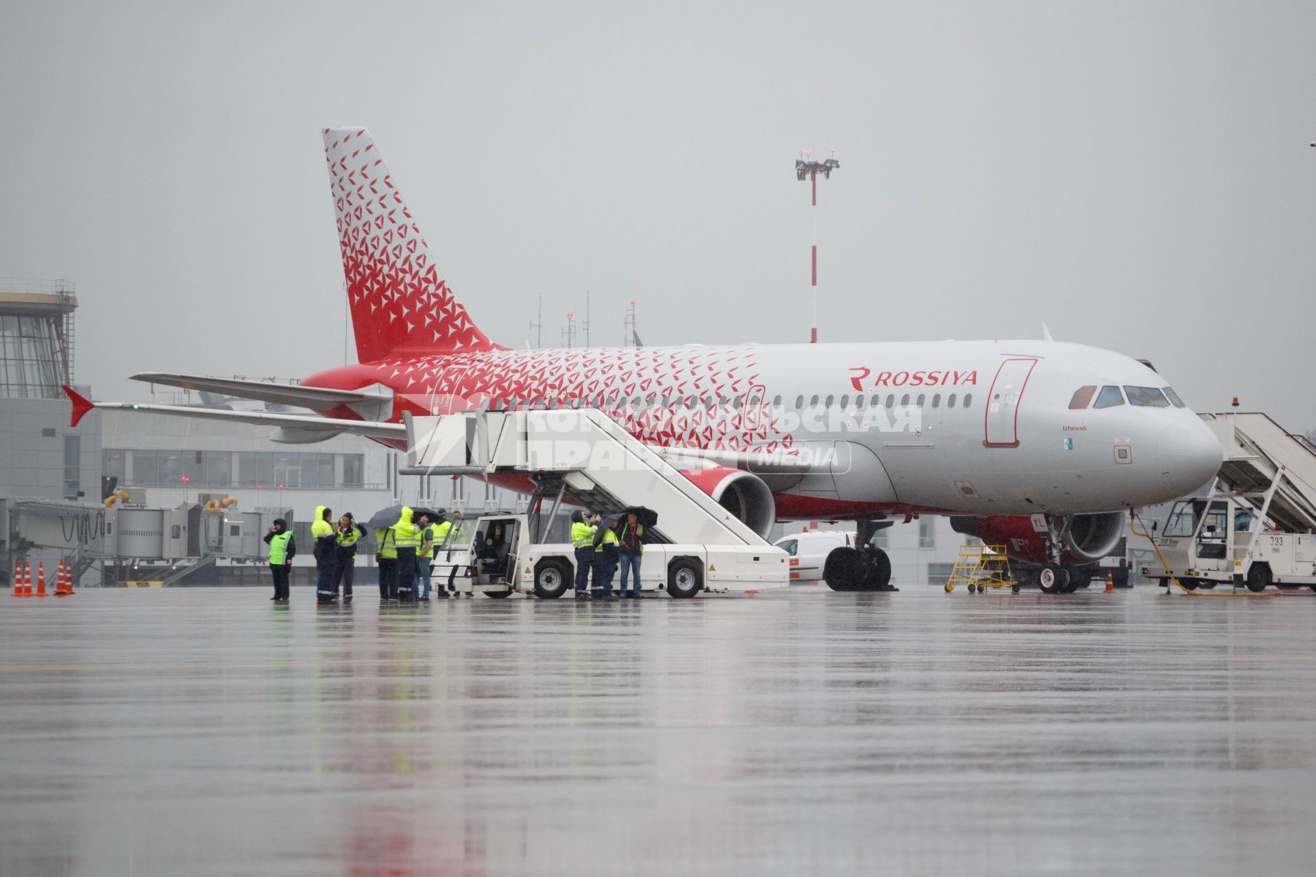 Санкт-Петербург. Самолет Airbus A319 авиакомпании `Россия` в аэропорту `Пулково`.