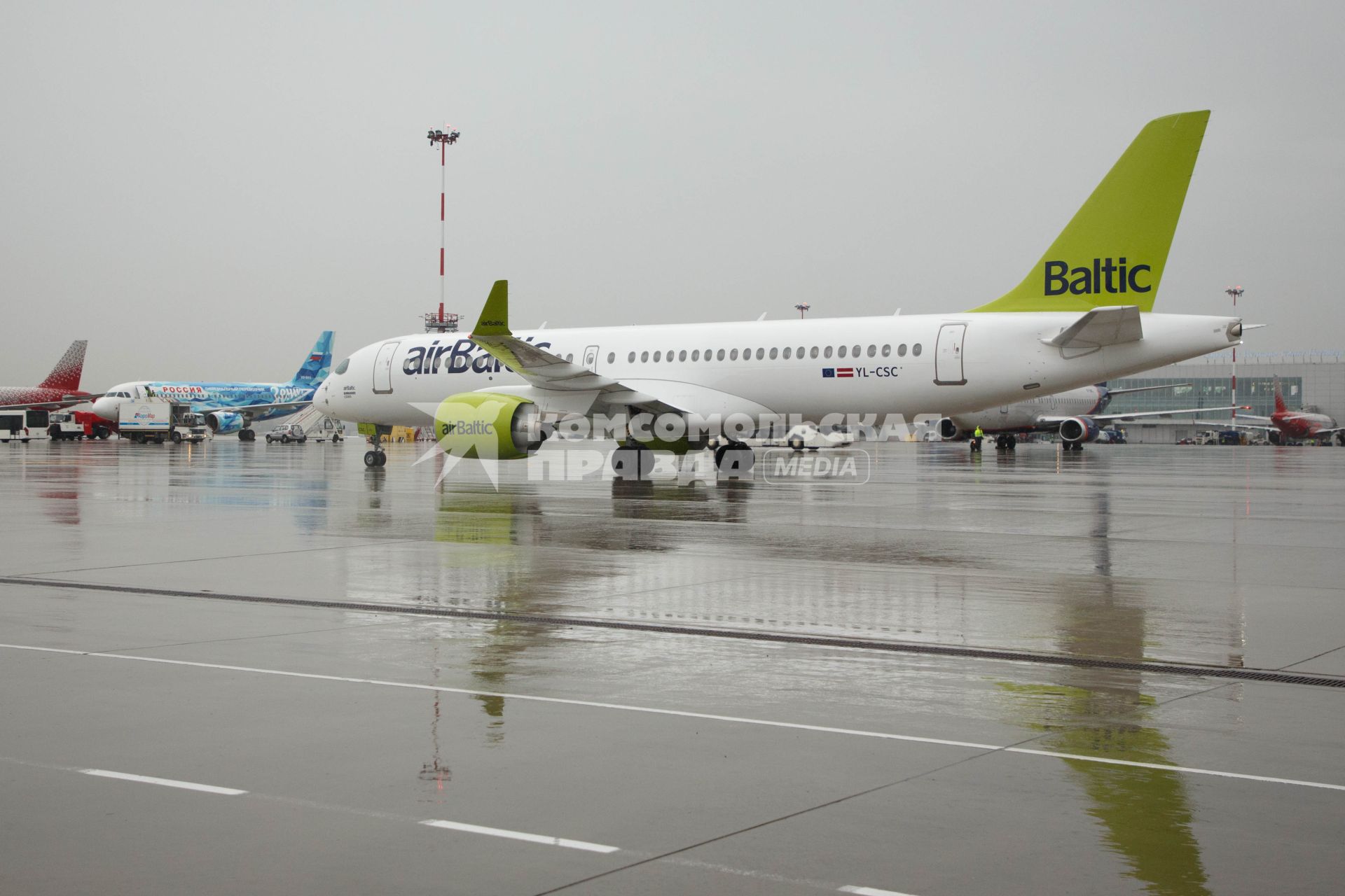 Санкт-Петербург. Презентация самолета Bombardier CS300 авиакомпании airBaltic в аэропорту `Пулково`.