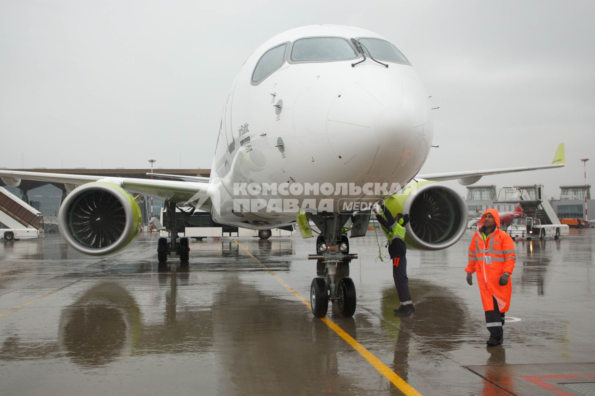 Санкт-Петербург. Презентация самолета Bombardier CS300 авиакомпании airBaltic в аэропорту `Пулково`.