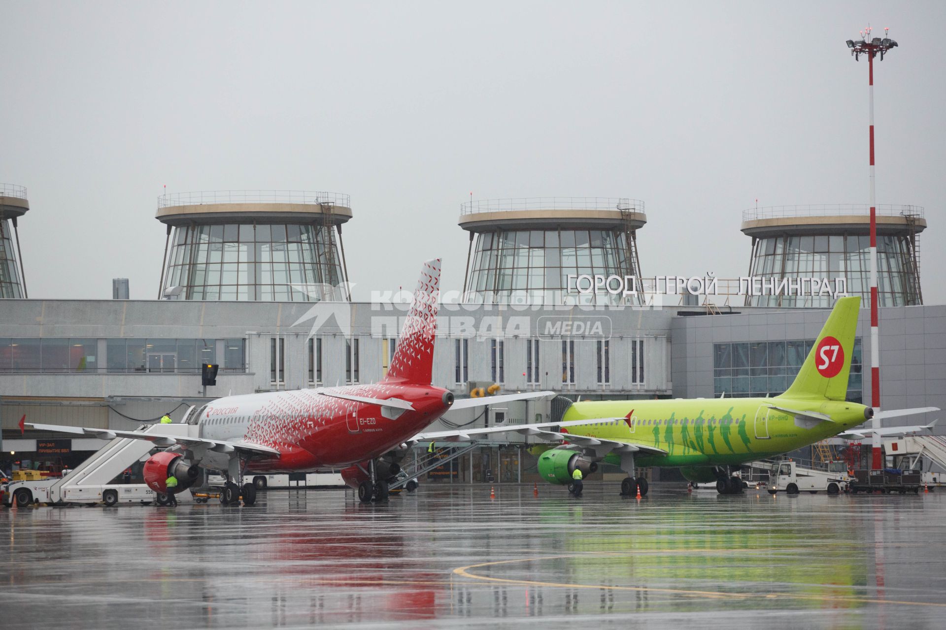 Санкт-Петербург. Самолеты Airbus A319 авиакомпании `Россия` (слева) и S7 Airlines (справа) в аэропорту `Пулково`.