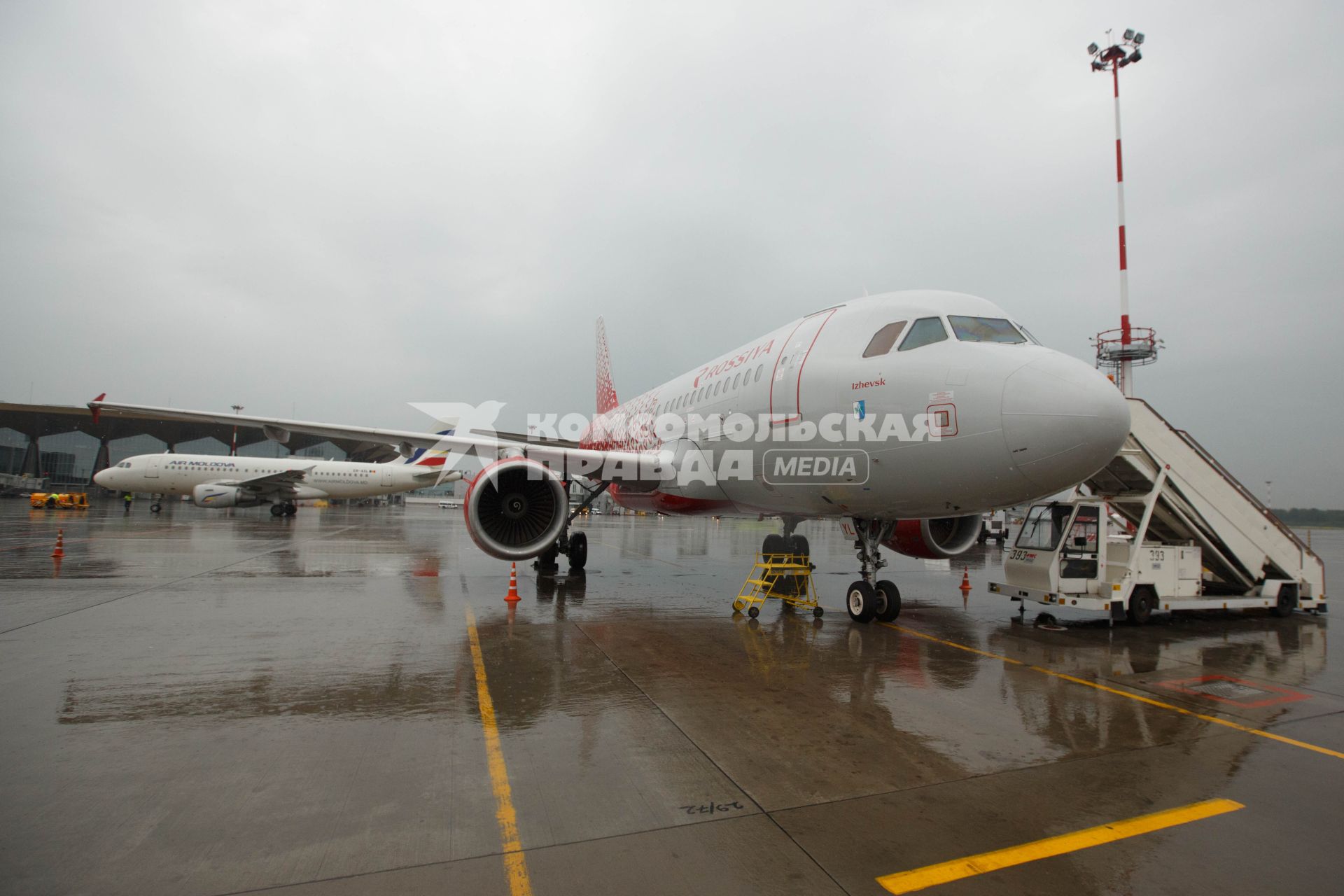 Санкт-Петербург. Самолет Airbus A319 авиакомпании `Россия` в аэропорту `Пулково`.