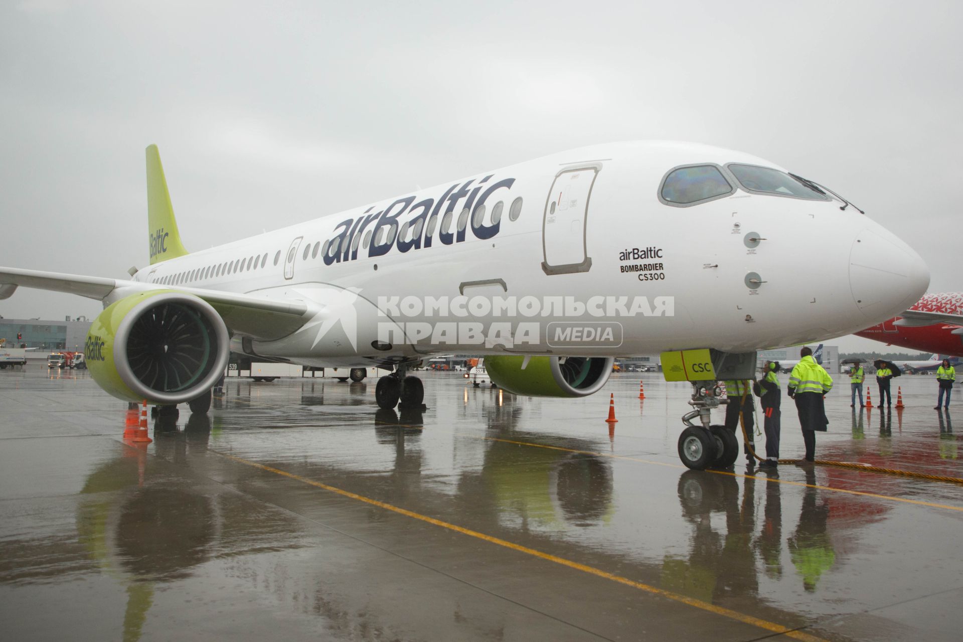 Санкт-Петербург. Презентация самолета Bombardier CS300 авиакомпании airBaltic в аэропорту `Пулково`.