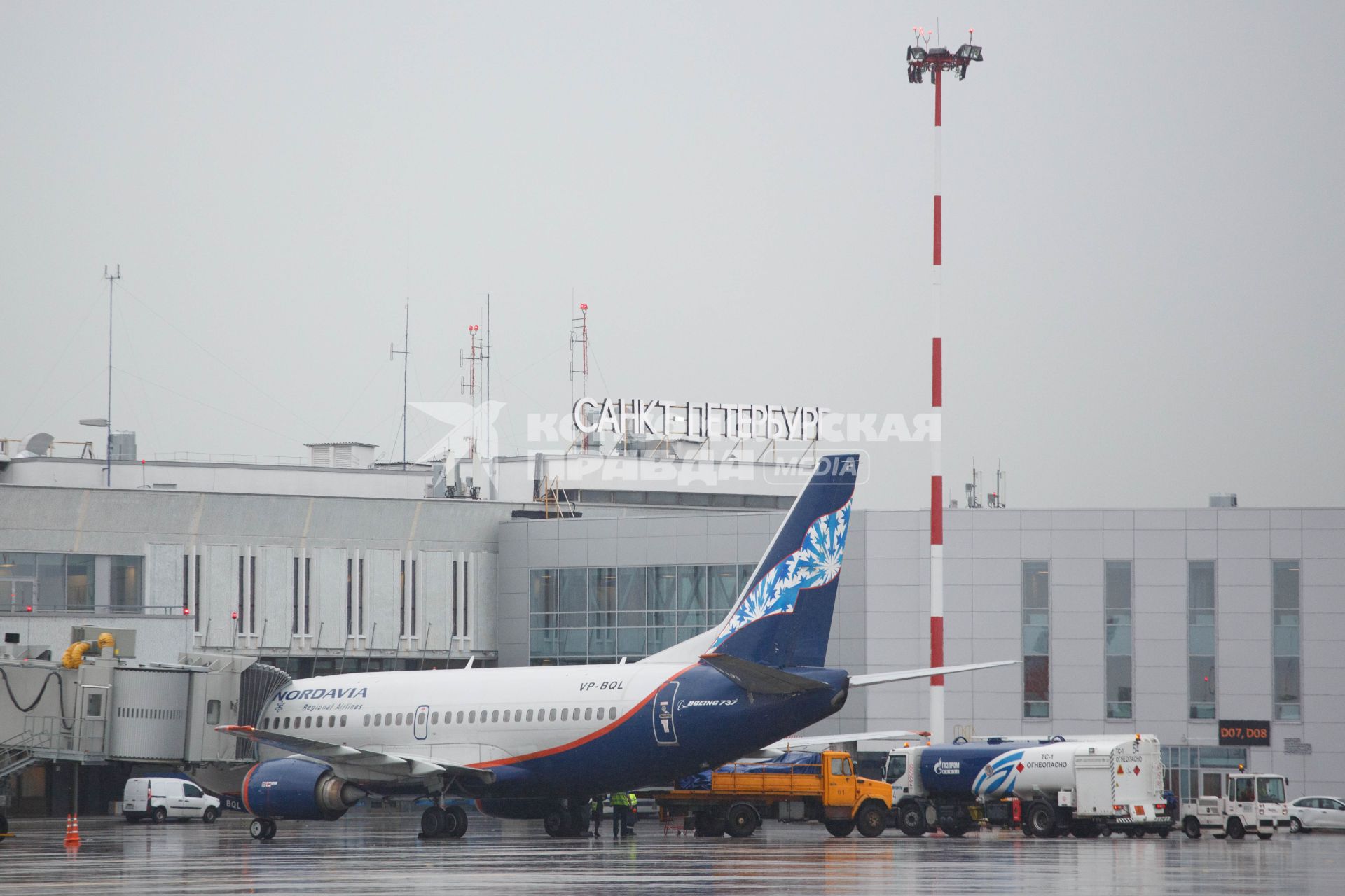 Санкт-Петербург. Самолет Boeing-737 авиакомпании Nordavia в аэропорту `Пулково`.