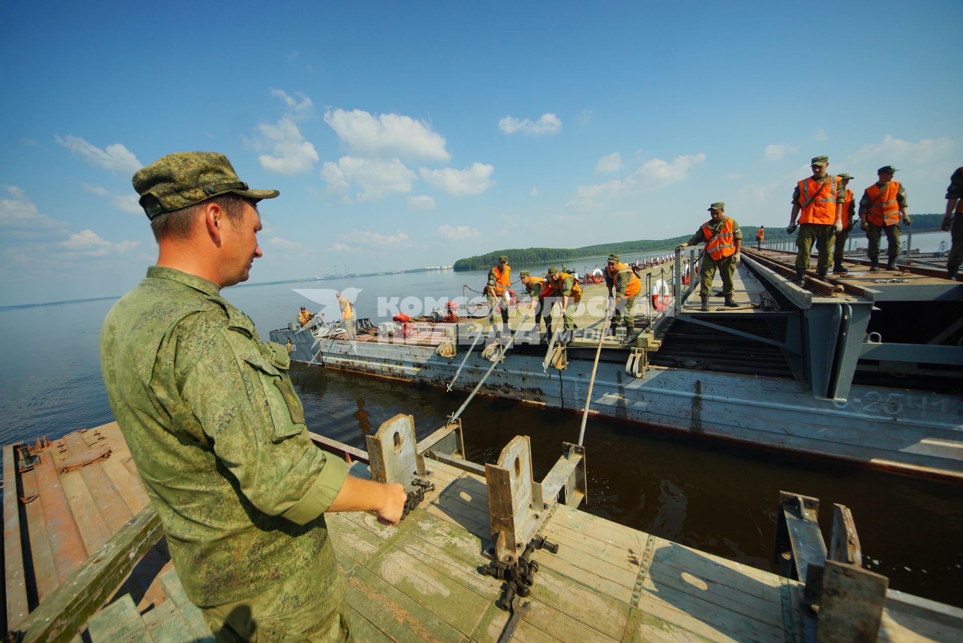 Свердловская область. Военнослужащие-железнодорожники во время тактико-специальных учений соединений железнодорожных войск ЦВО (центральный военный округ) по наведению понтонного моста