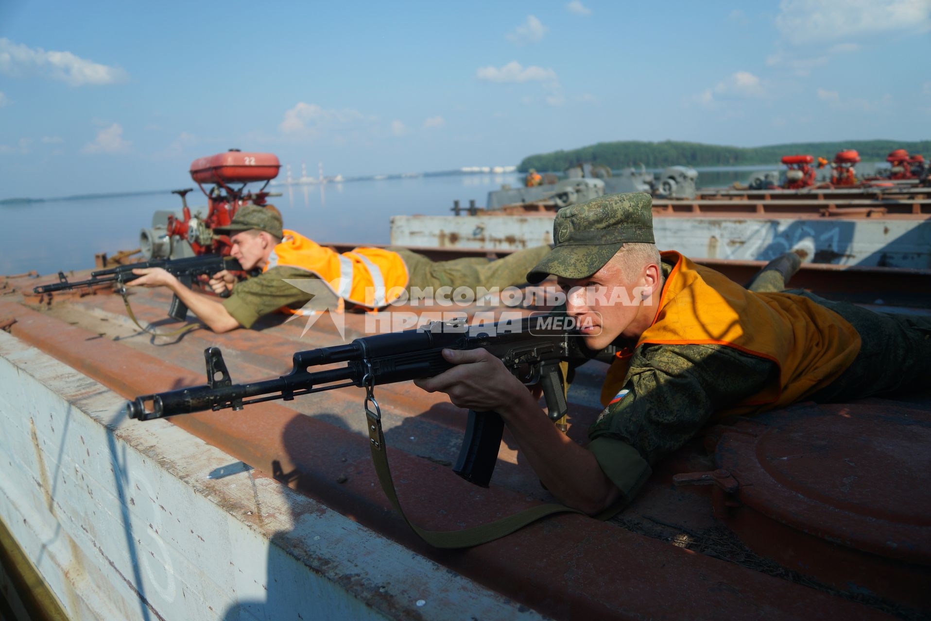 Свердловская область. Военнослужащие-железнодорожники во время тактико-специальных учений соединений железнодорожных войск ЦВО (центральный военный округ) по наведению понтонного моста и отражению атаки