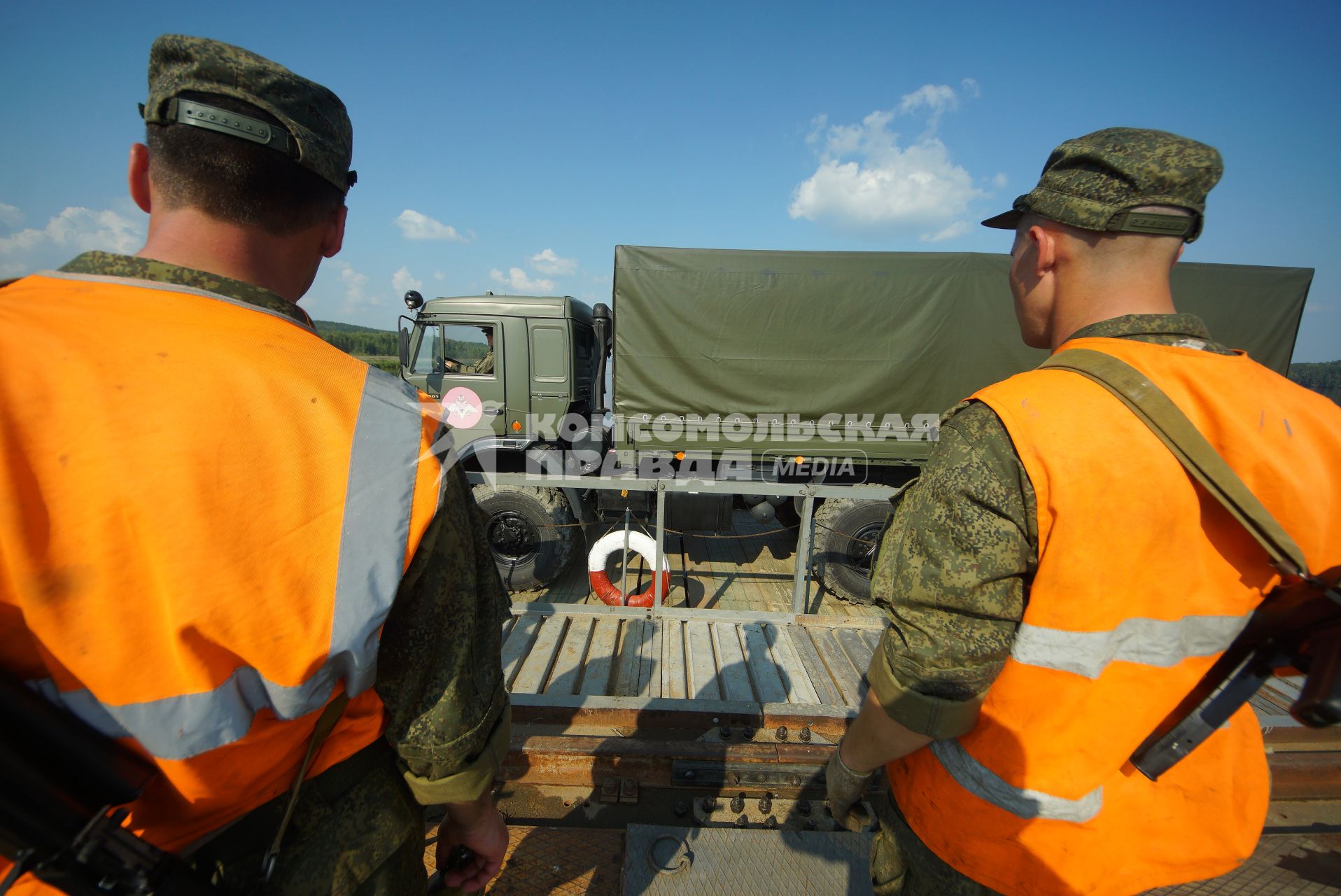 Свердловская область. Военнослужащие-железнодорожники во время тактико-специальных учений соединений железнодорожных войск ЦВО (центральный военный округ) по наведению понтонного моста