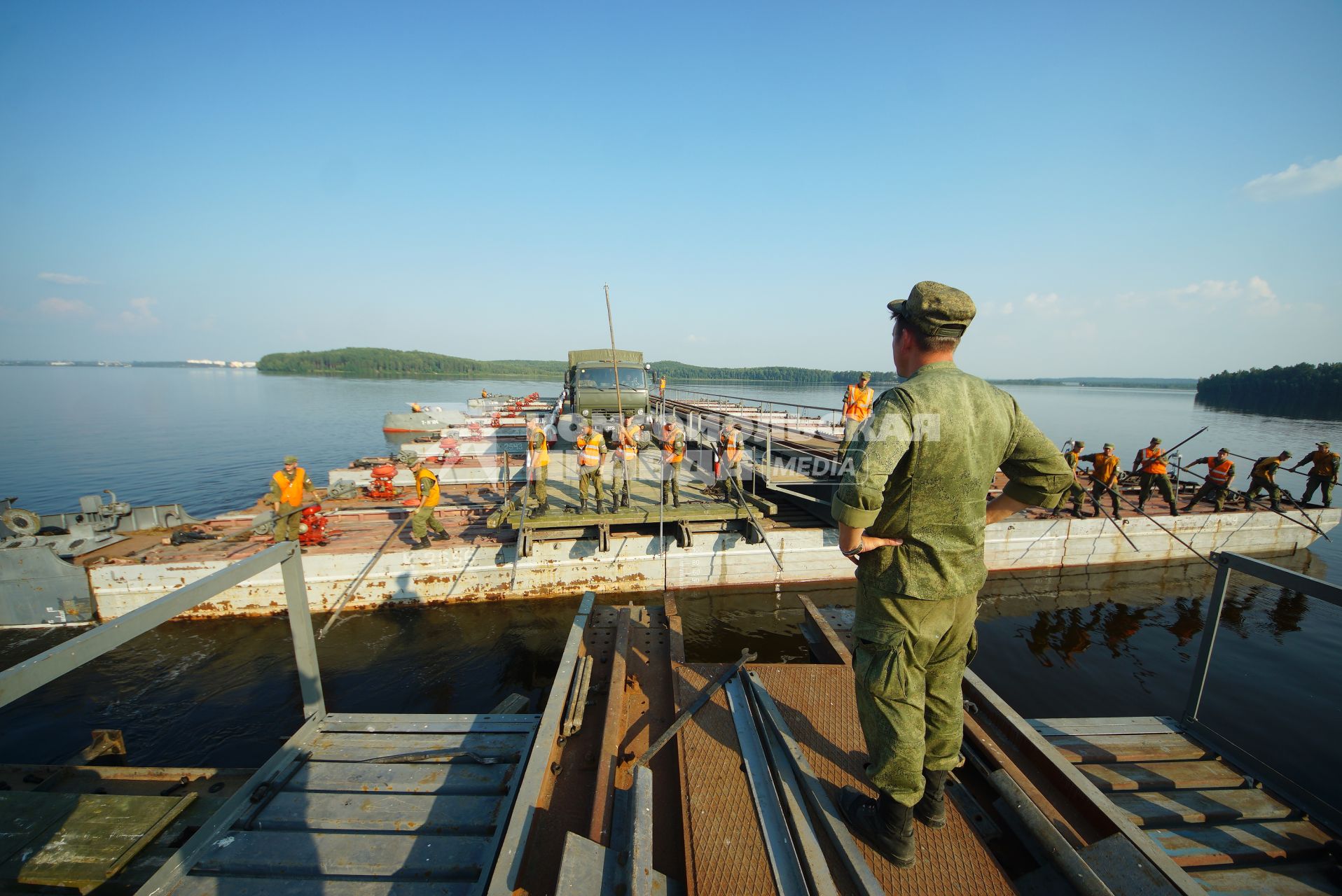 Свердловская область. Военнослужащие-железнодорожники во время тактико-специальных учений соединений железнодорожных войск ЦВО (центральный военный округ) по наведению понтонного моста