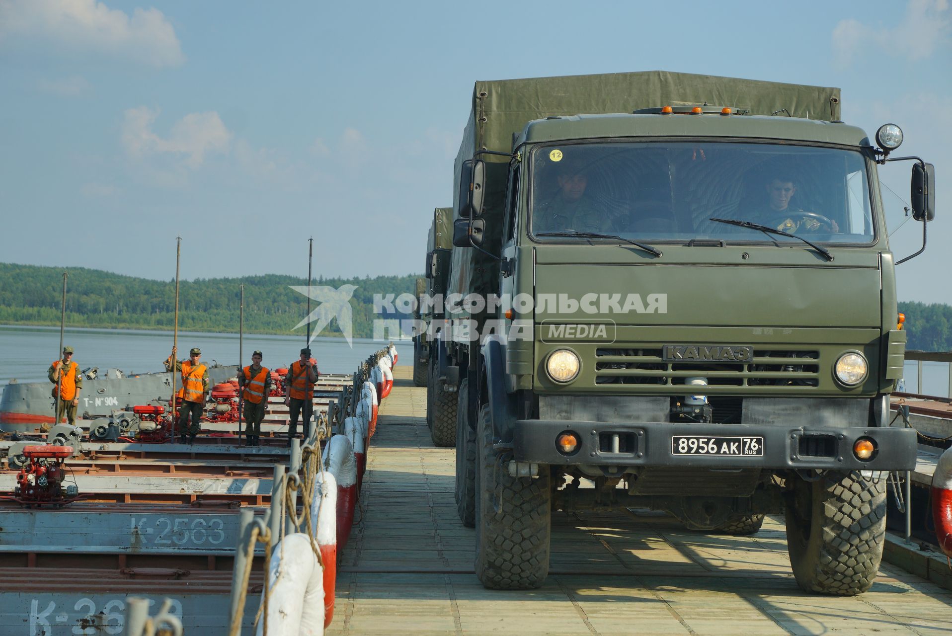 Свердловская область. Военнослужащие-железнодорожники во время тактико-специальных учений соединений железнодорожных войск ЦВО (центральный военный округ) по наведению понтонного моста