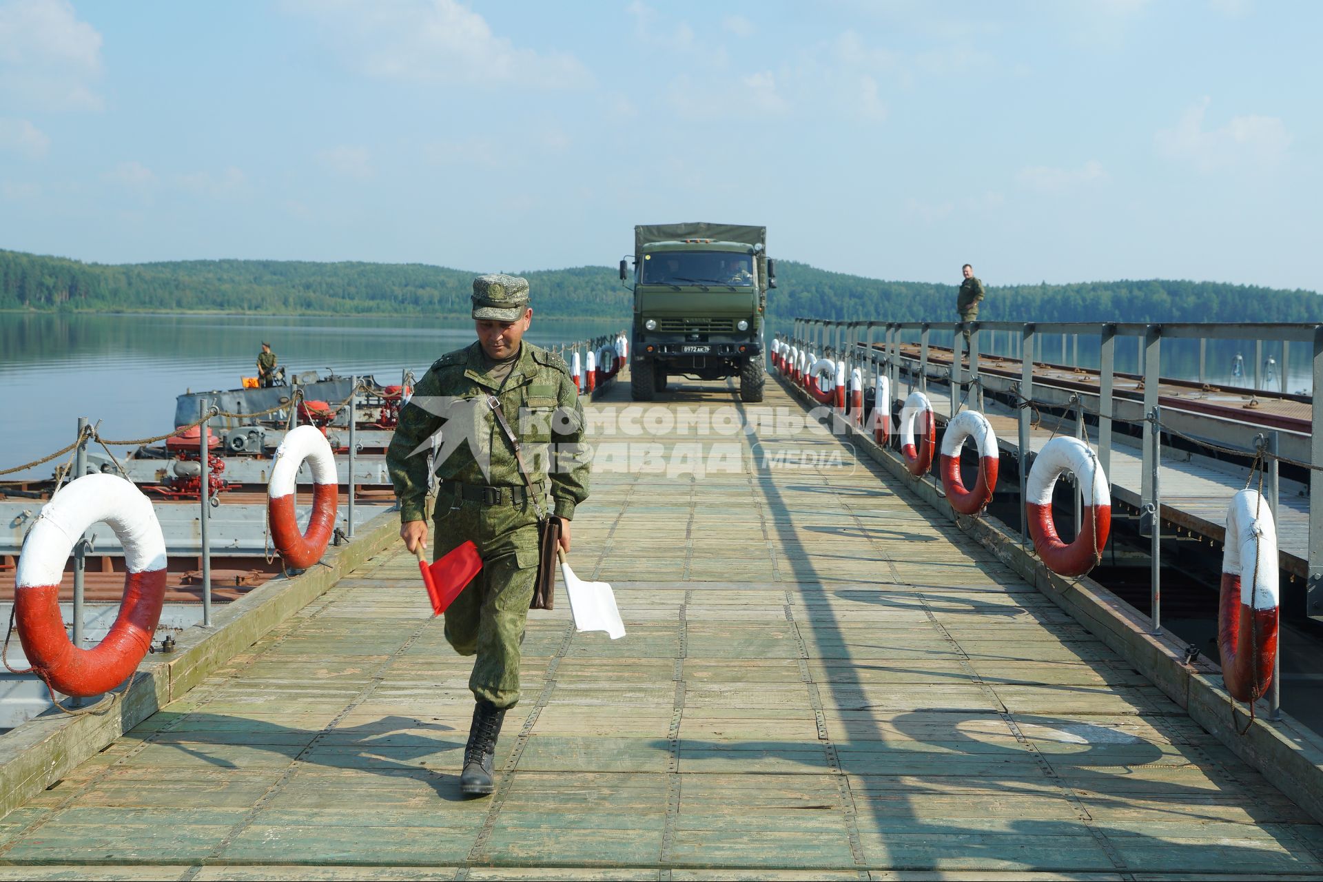 Свердловская область. Военнослужащие-железнодорожники во время тактико-специальных учений соединений железнодорожных войск ЦВО (центральный военный округ) по наведению понтонного моста